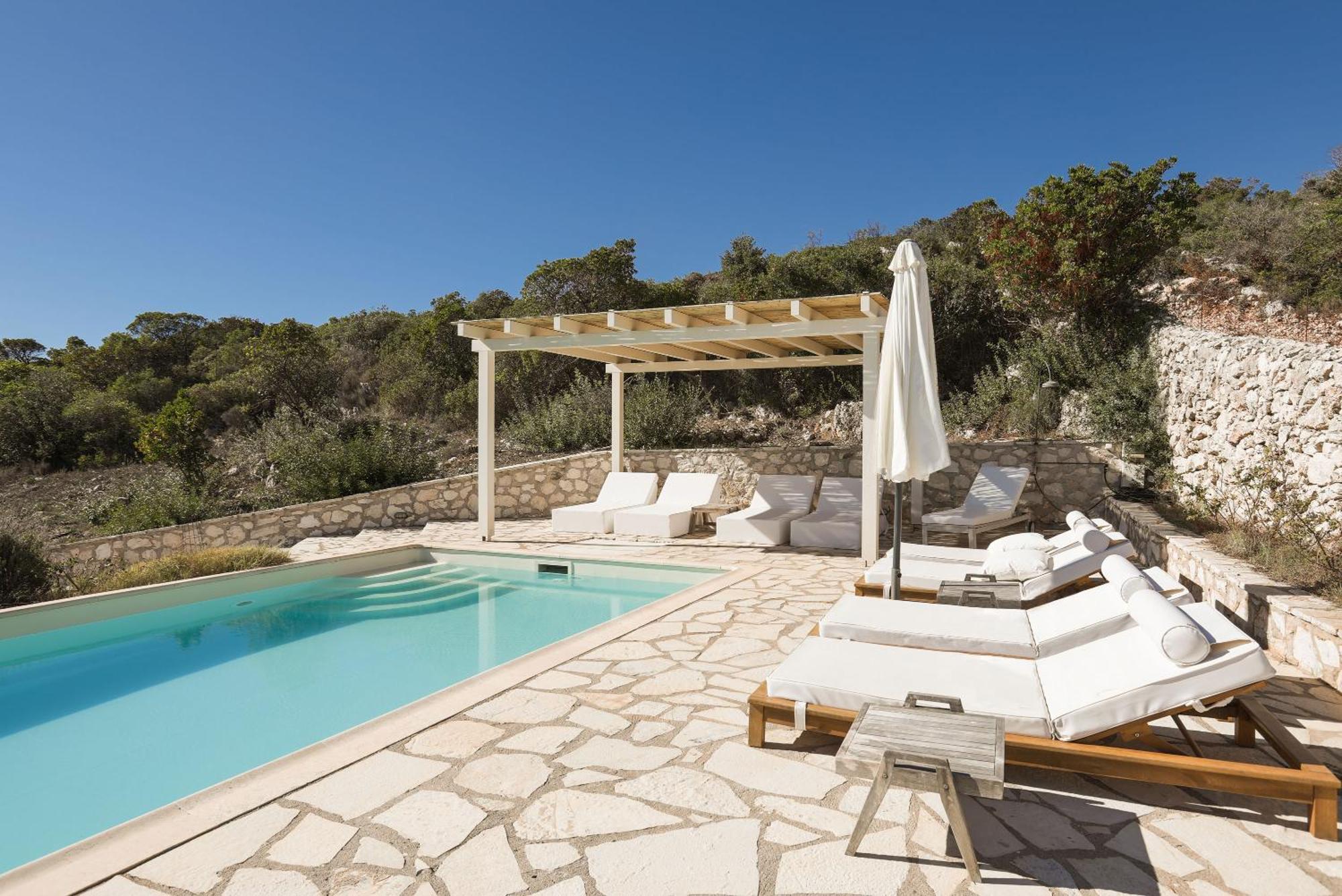 Urania Luxury Geofos Pondi