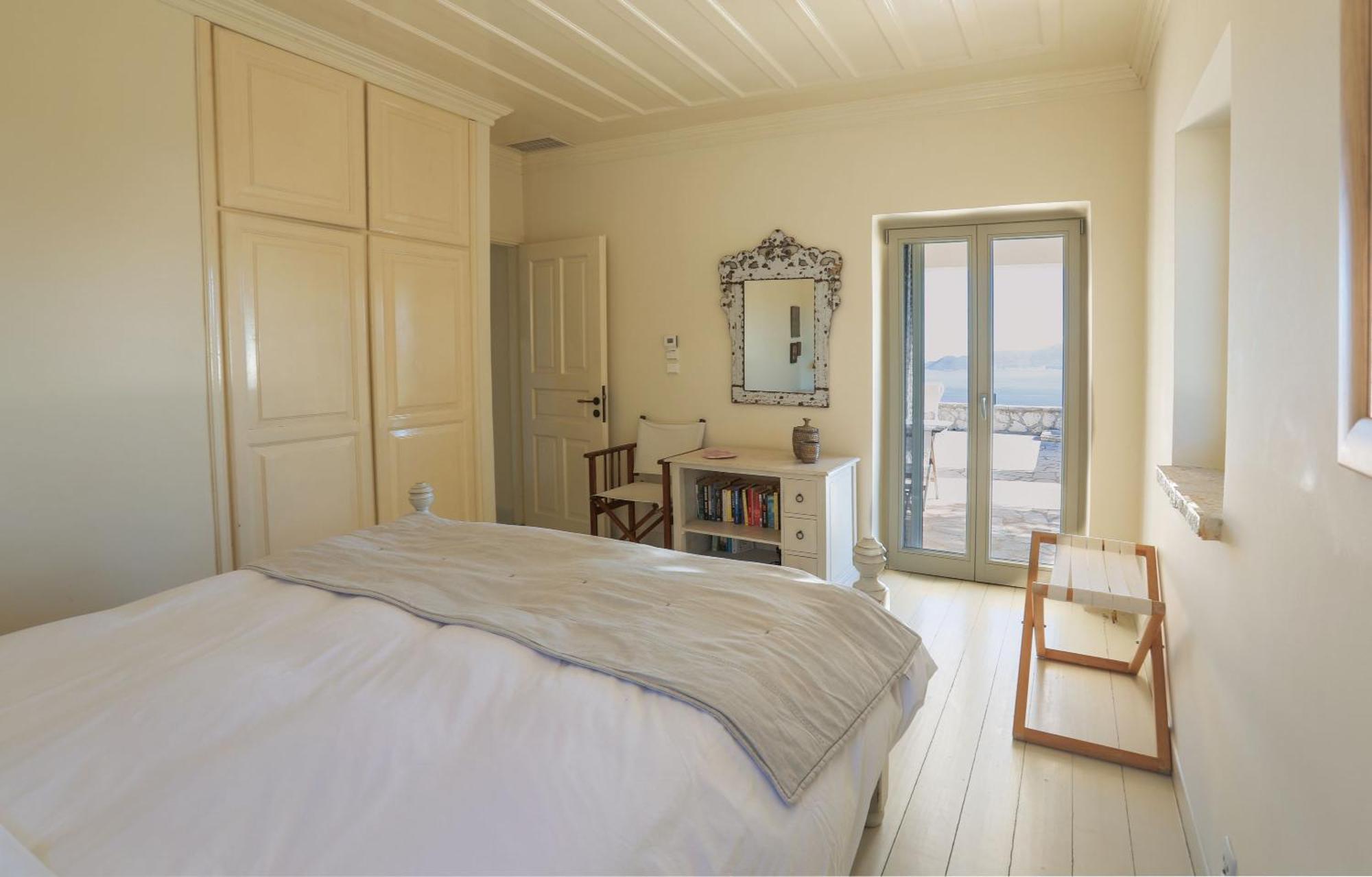 Urania Luxury Geofos Pondi