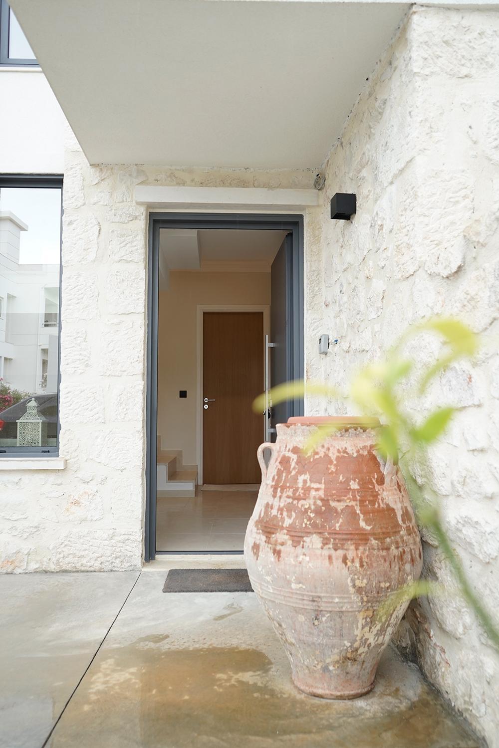Villa Theasis Beachfront With Terrace Seconds From The By Hospi Agia Pelagia (Crete)