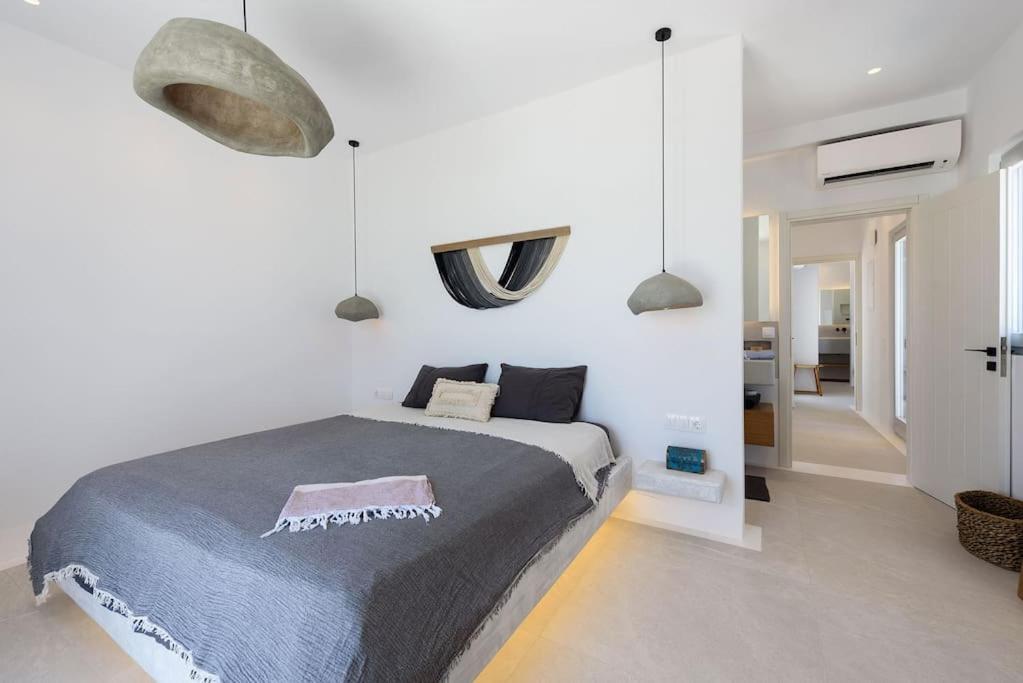 Black Pearl - Sea Front Villa Ambelas