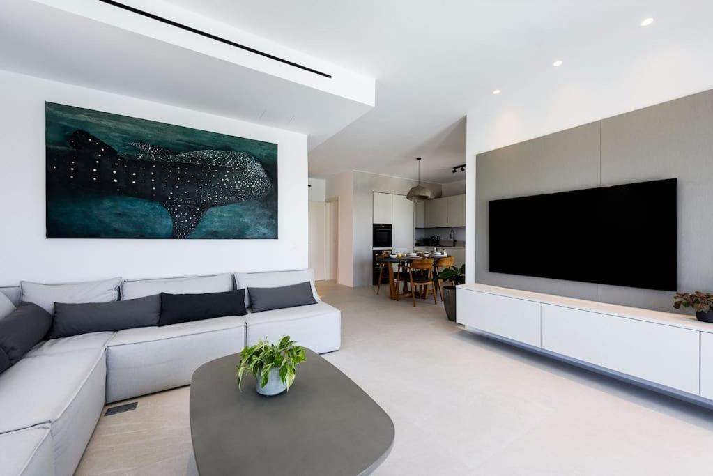 Black Pearl - Sea Front Villa *