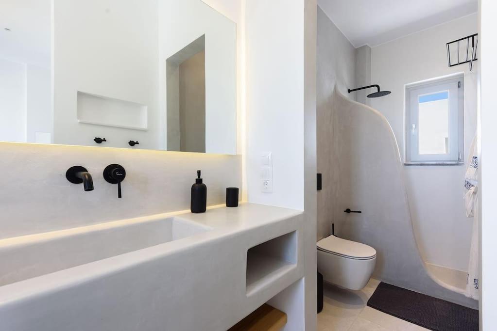 Black Pearl - Sea Front Villa Ambelas