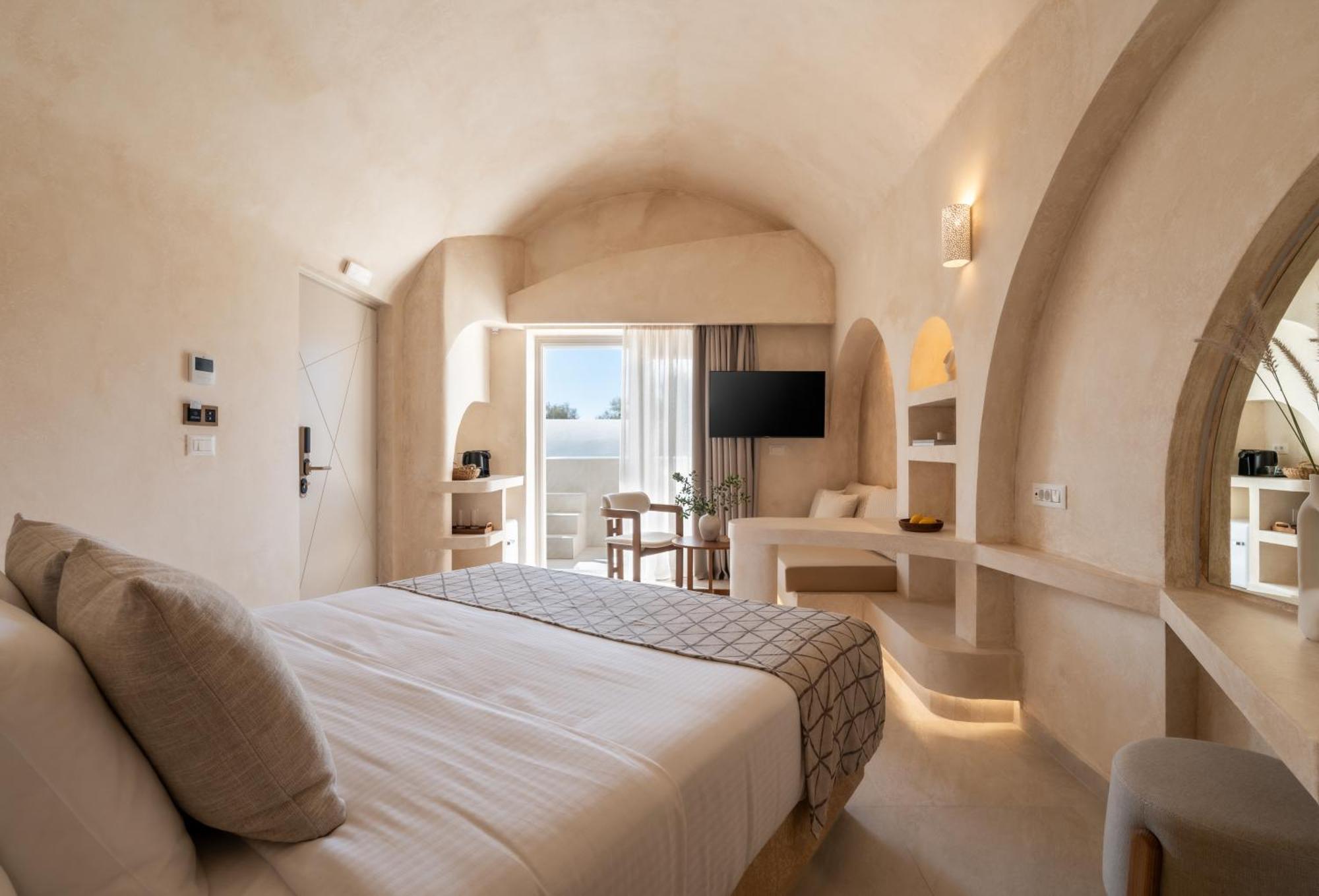 Heyday Luxury * Perissa (Santorini)