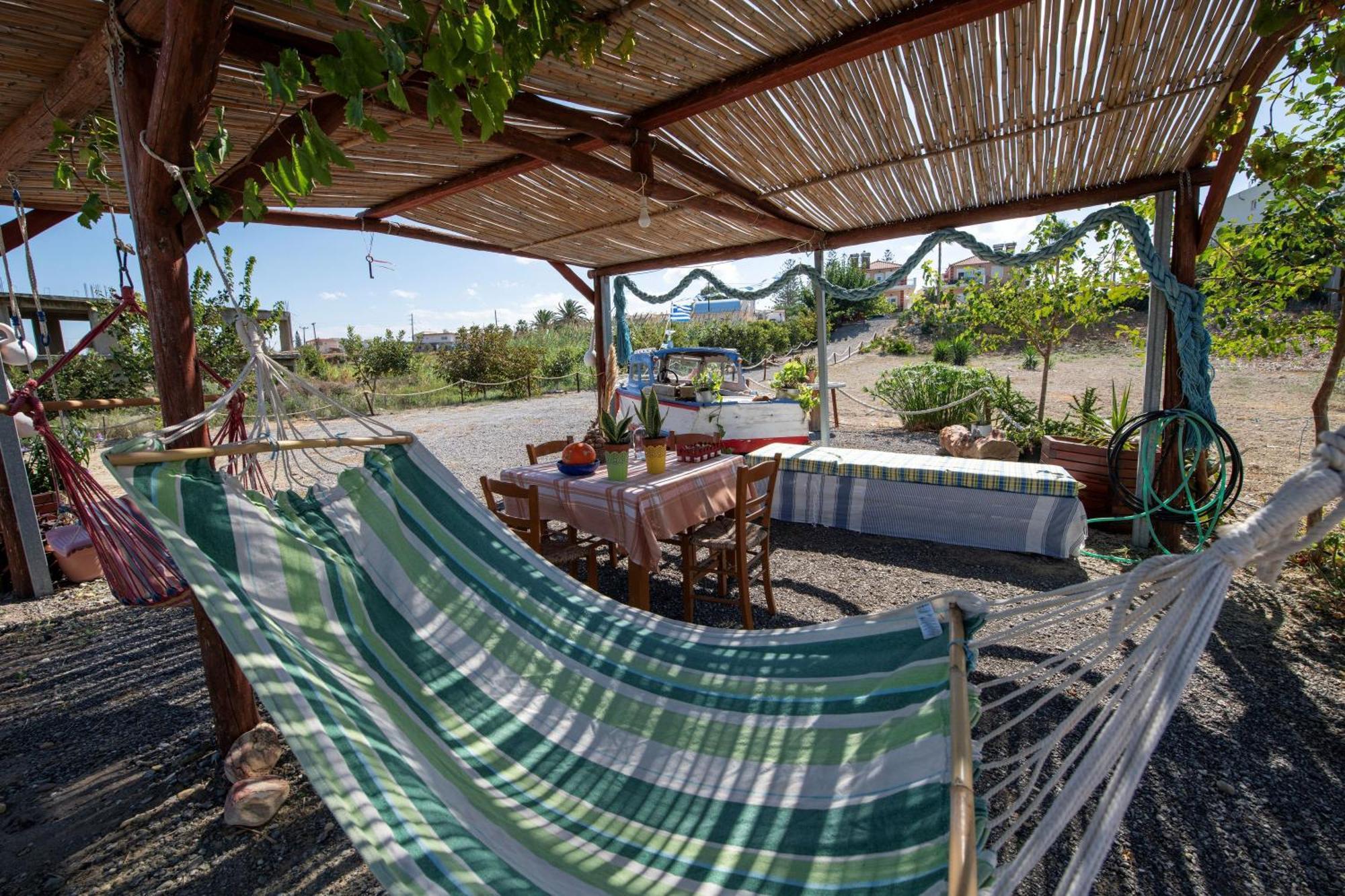 Socrate's Apartment's With Share Pool Apartment Kamisiana