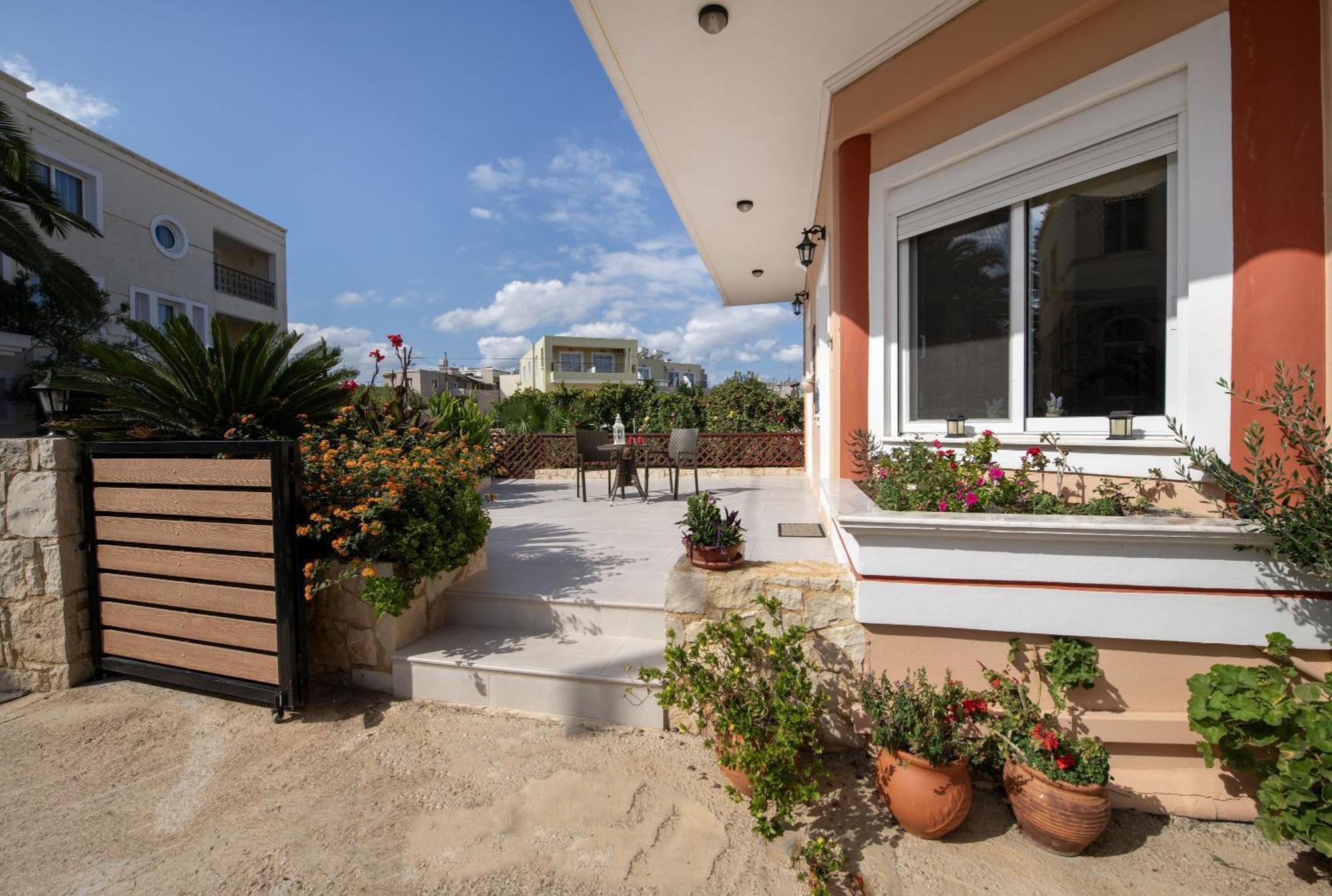 Socrate's Apartment's With Share Pool Kamisiana