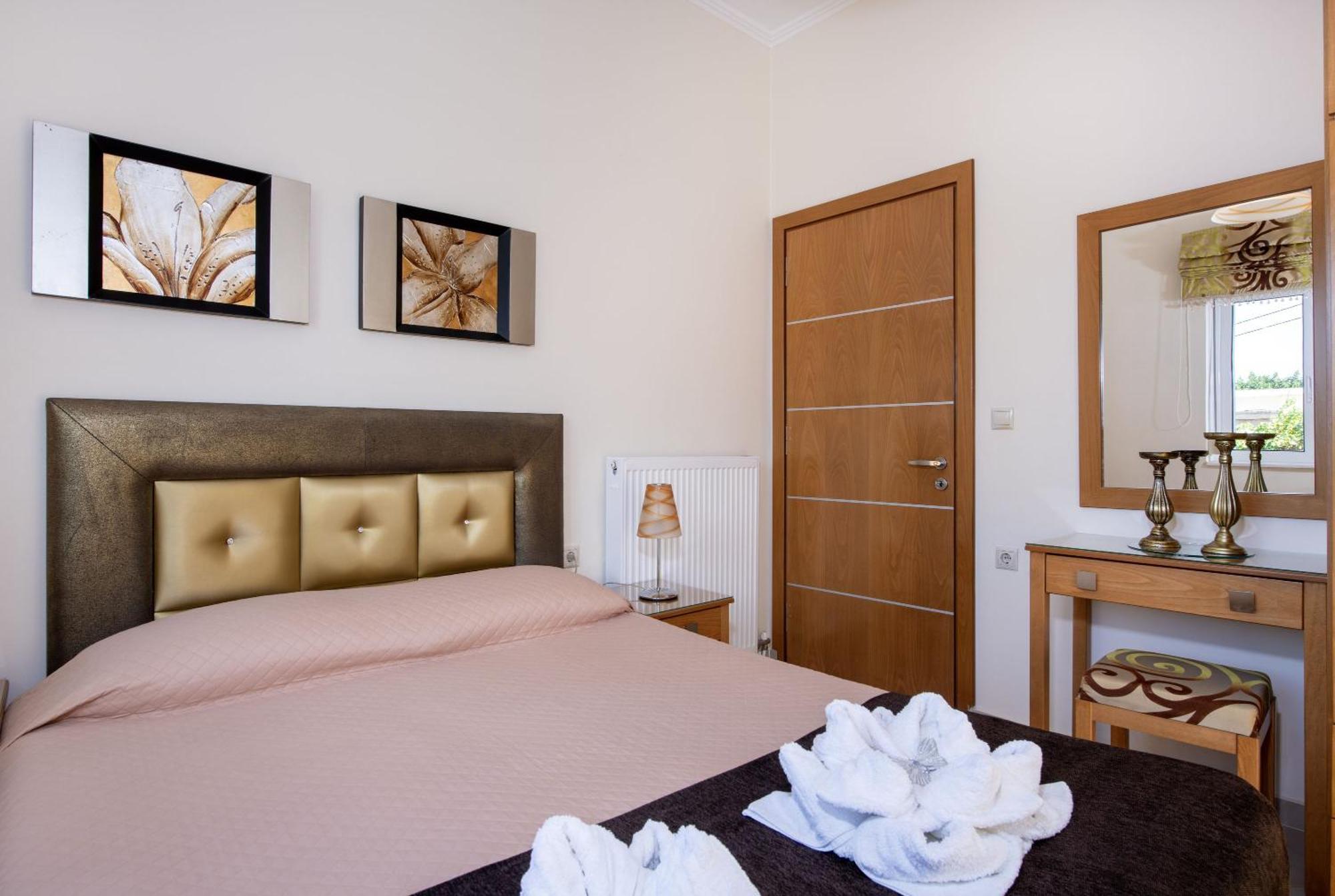 Socrate's Apartment's With Share Pool Apartment Kamisiana