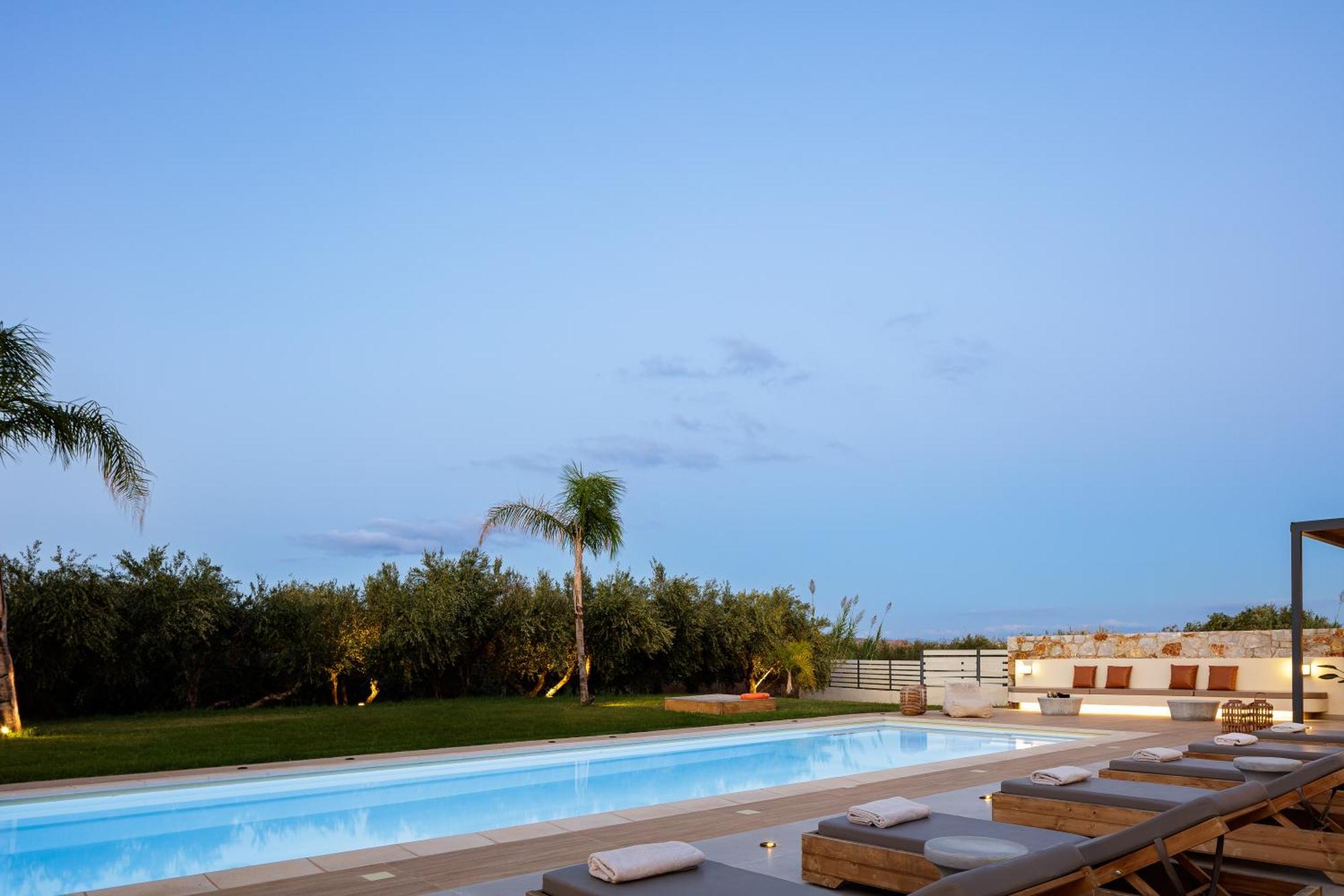 Villa Quiet Aviana,garden, Heated Pool,bbq,jacuzzi