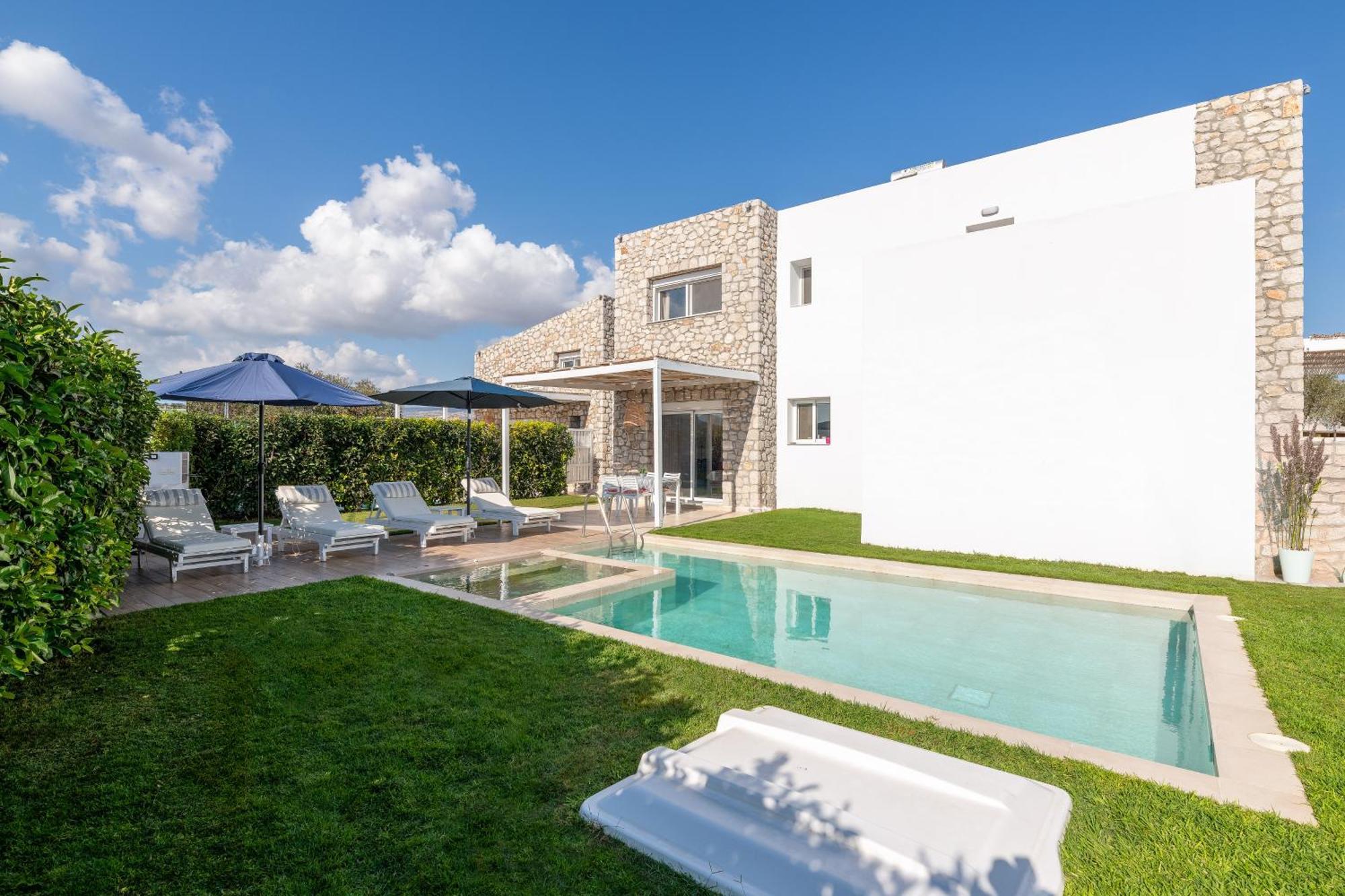 New Brand Villas: Beachside Retreat With And Heated Pool Villa Haraki