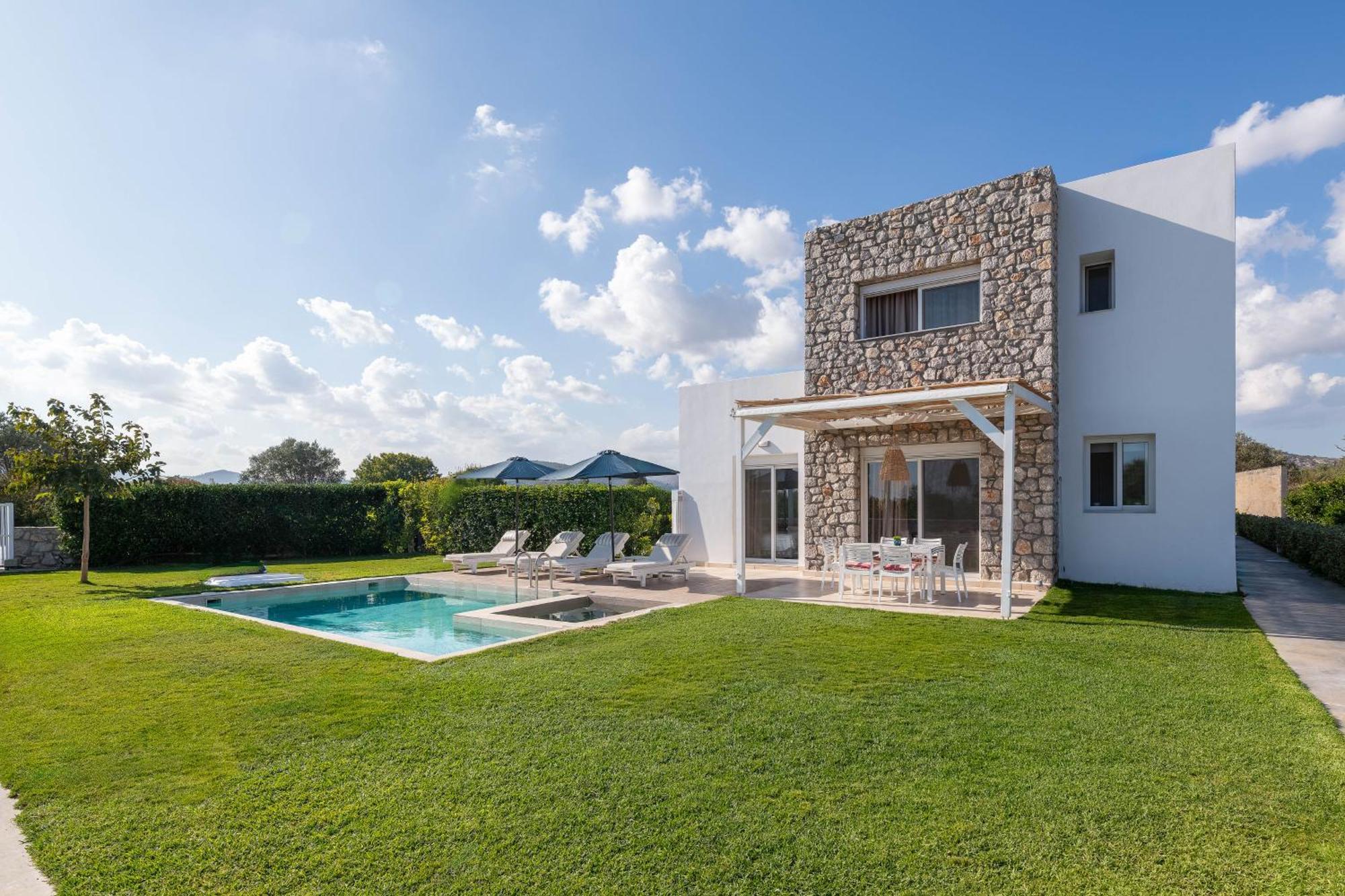 New Brand Villas: Beachside Retreat With And Heated Pool Haraki