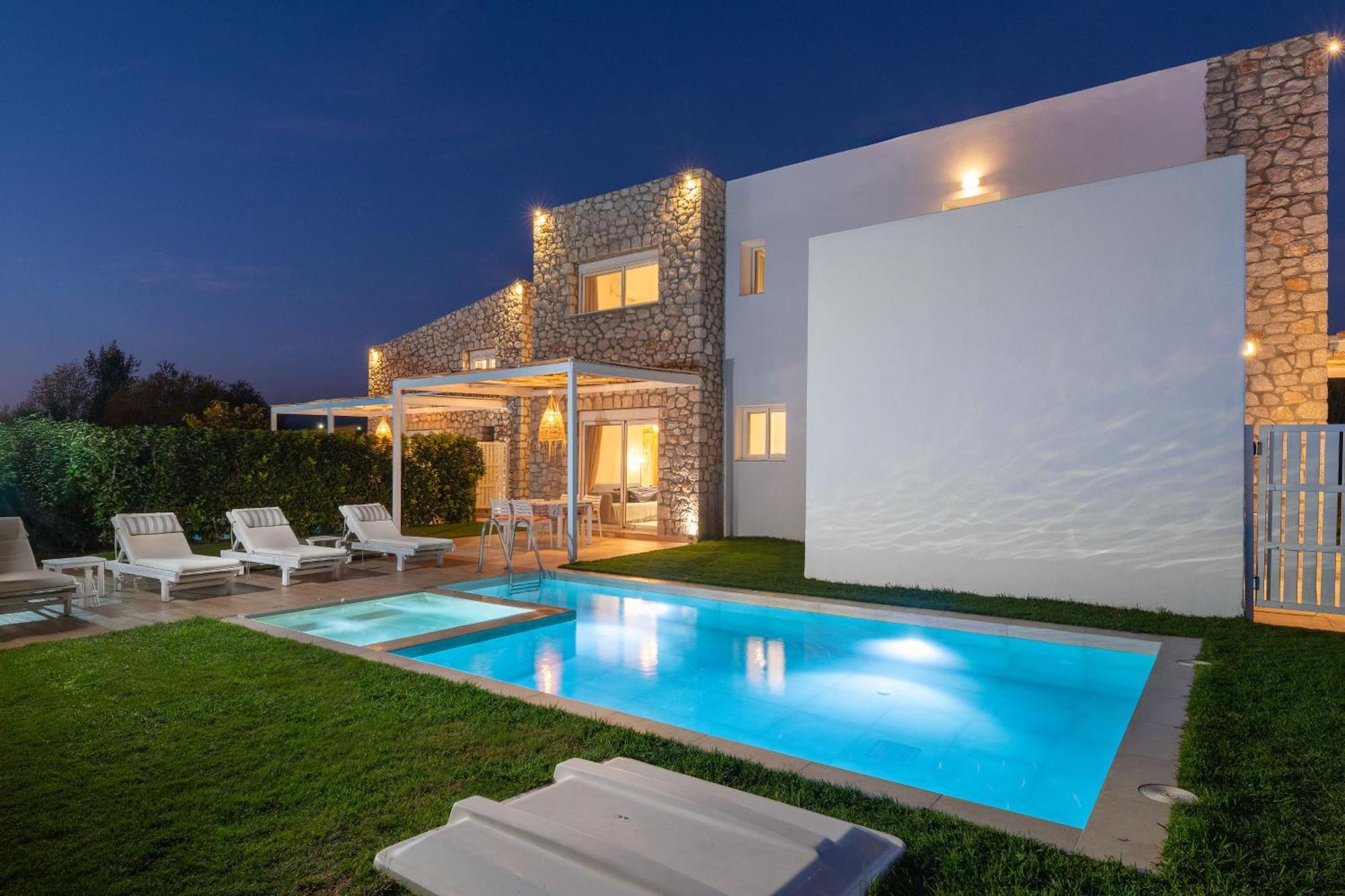 New Brand Villas: Beachside Retreat With And Heated Pool Haraki