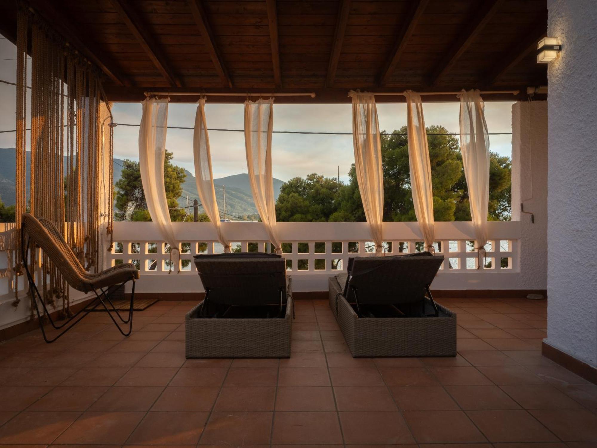 Seaview - Poros Relaxing Beachfront Flat * Poros Town