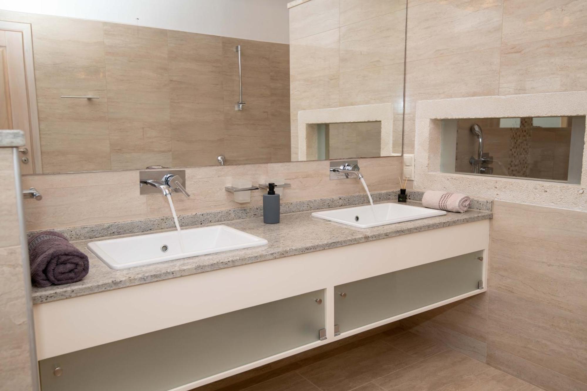 Elia, By Hellocrete Villa *