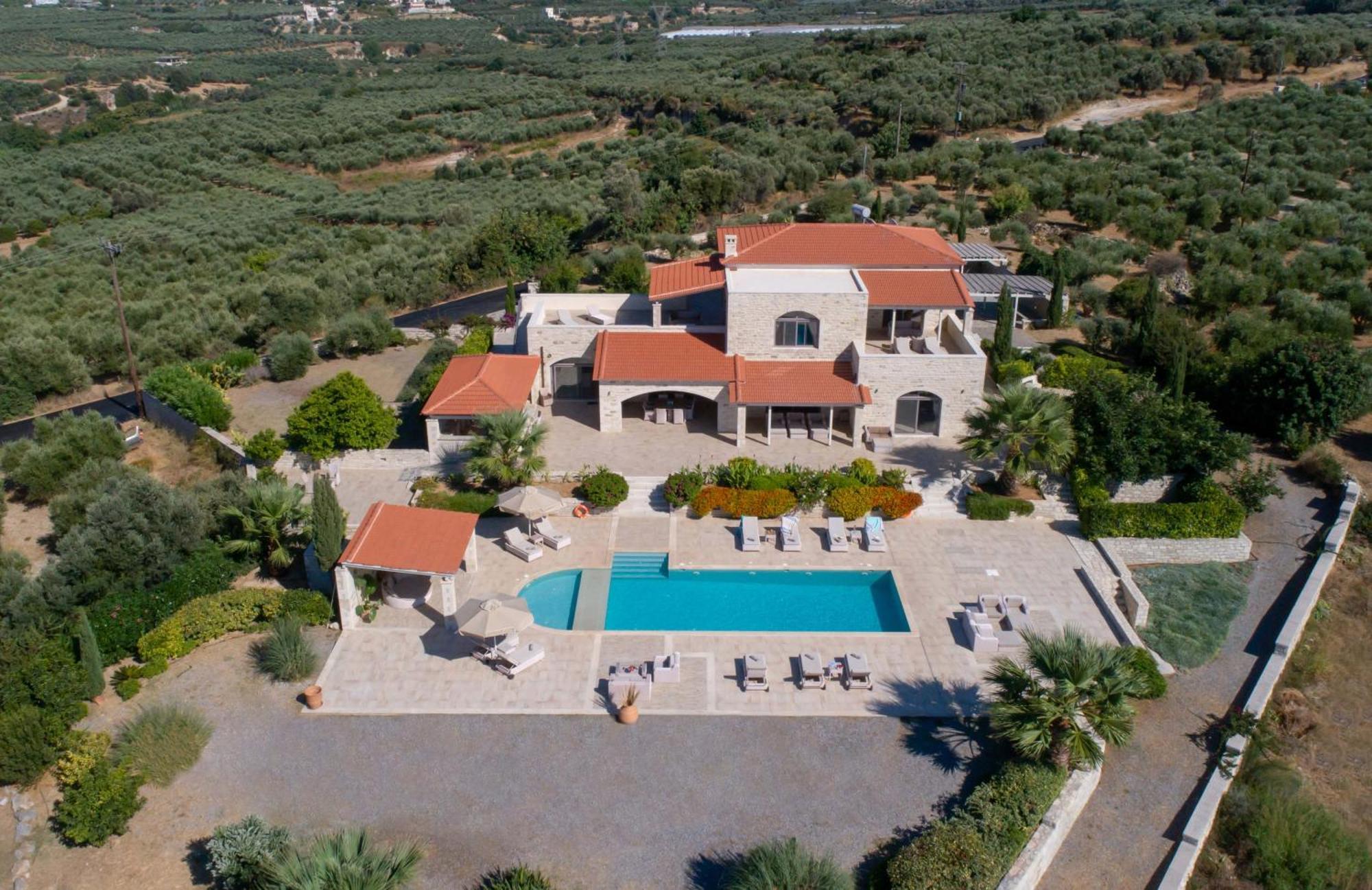 Villa Elia, By Hellocrete