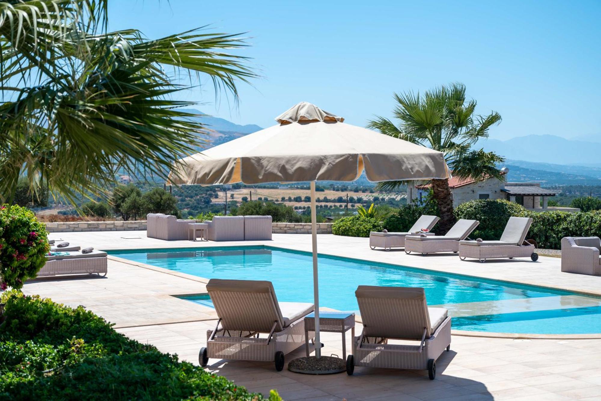 Elia, By Hellocrete Villa
