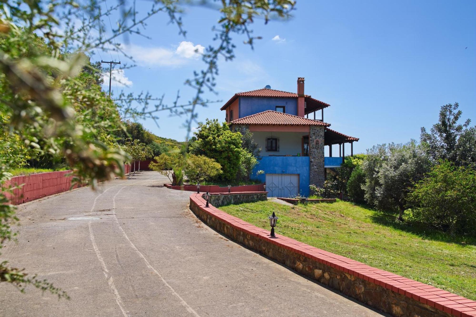Beachfront With Huge Garden, 3br, Halkidiki Holiday home