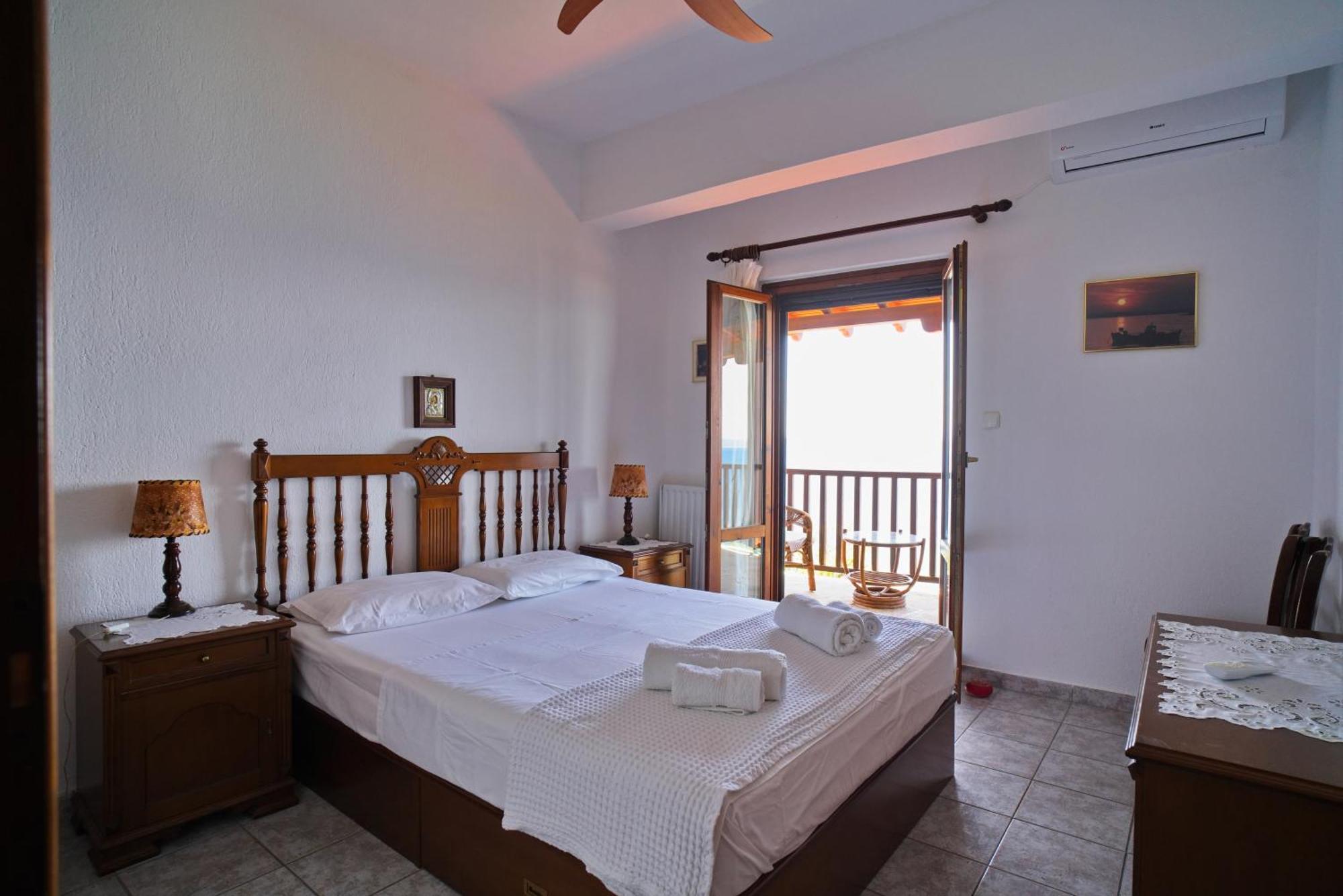 Beachfront With Huge Garden, 3br, Halkidiki Holiday home