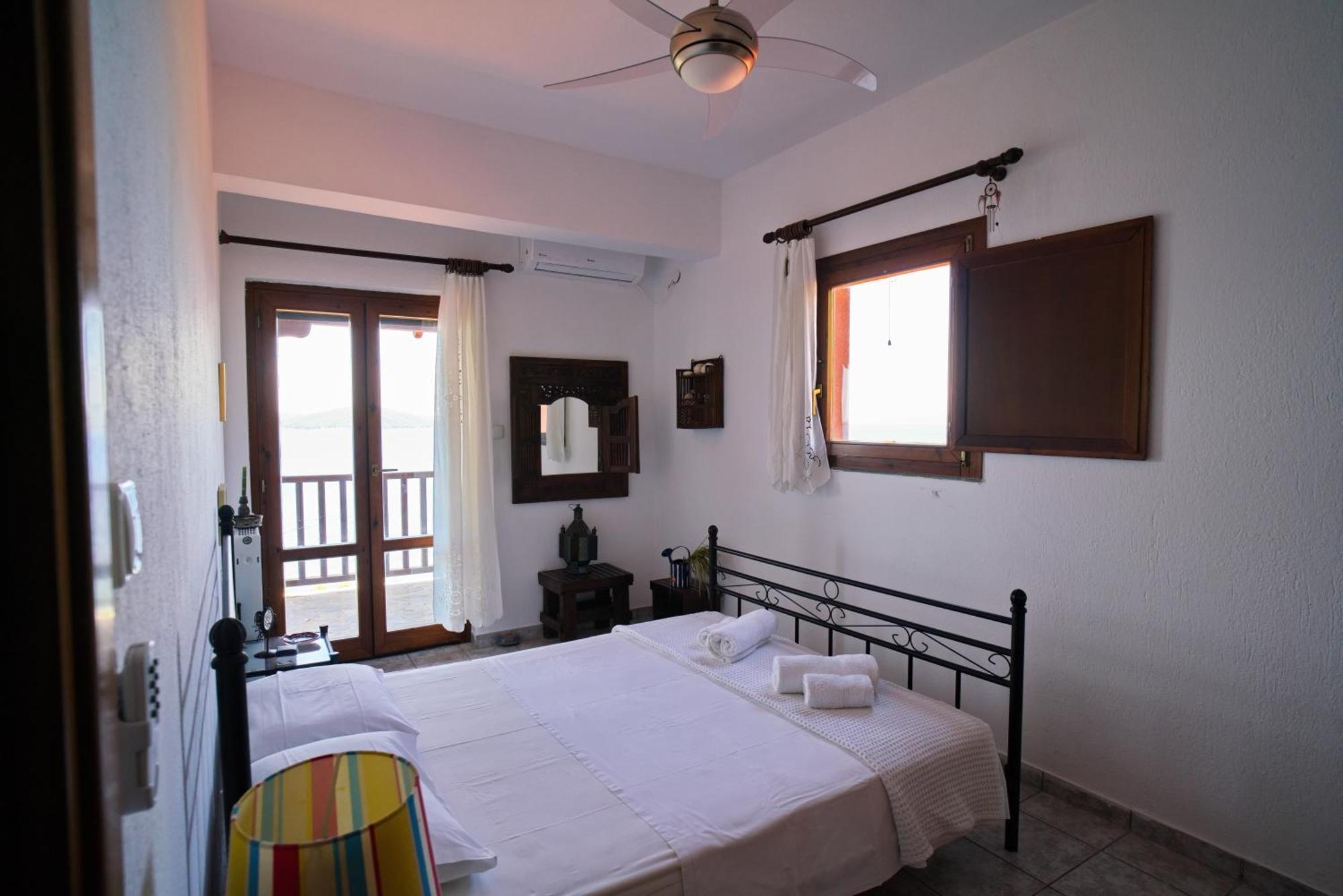 Beachfront With Huge Garden, 3br, Halkidiki Holiday home *