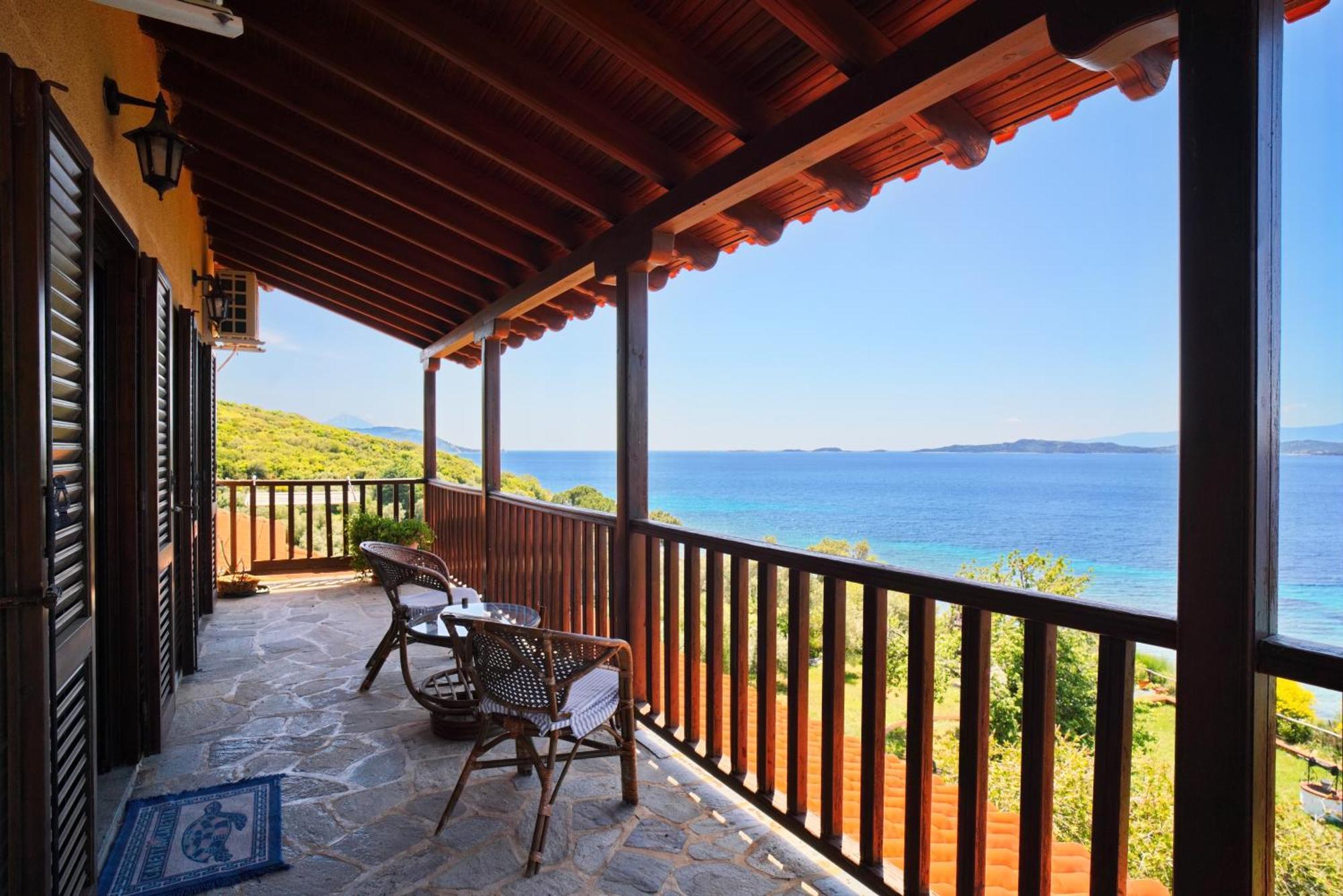 Beachfront With Huge Garden, 3br, Halkidiki Nea Roda