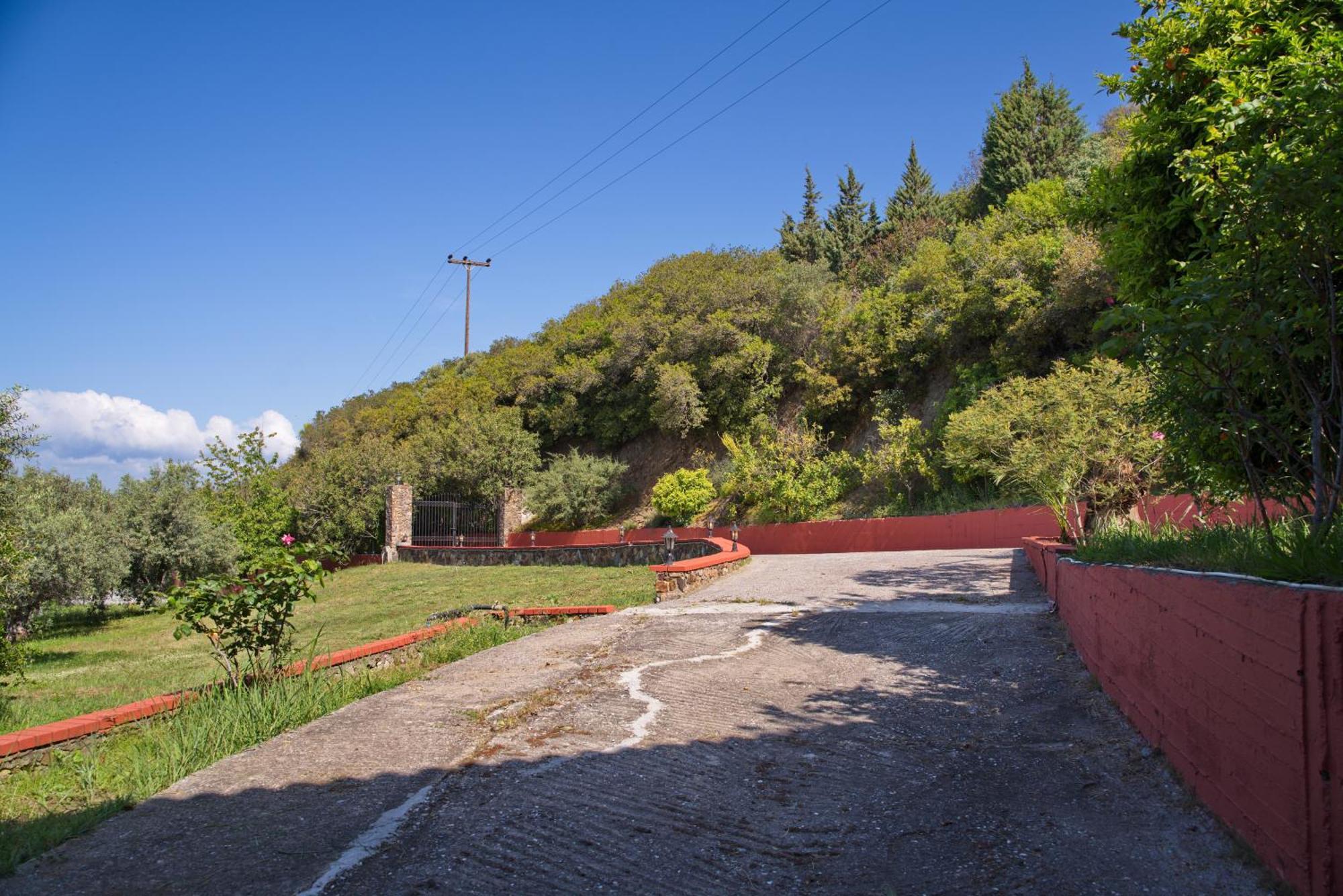 Beachfront With Huge Garden, 3br, Halkidiki Holiday home Nea Roda