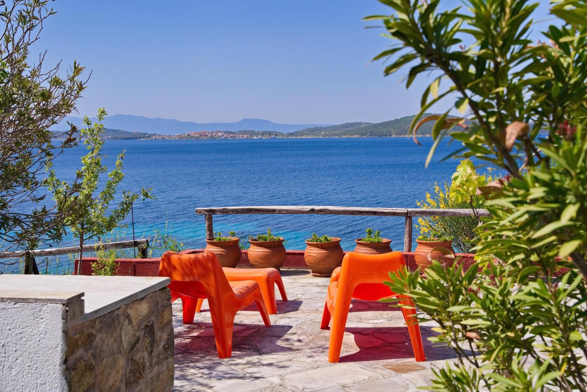 Beachfront With Huge Garden, 3br, Halkidiki Holiday home