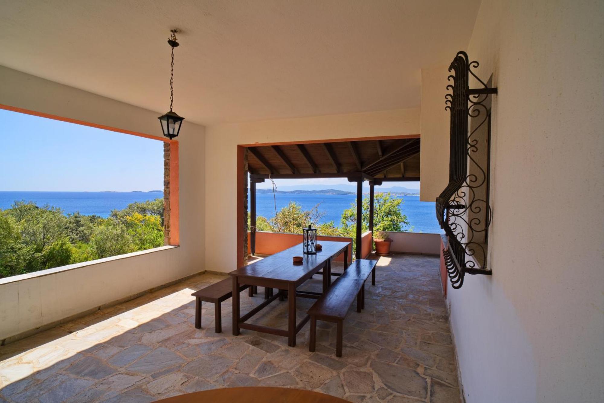 Beachfront With Huge Garden, 3br, Halkidiki Nea Roda