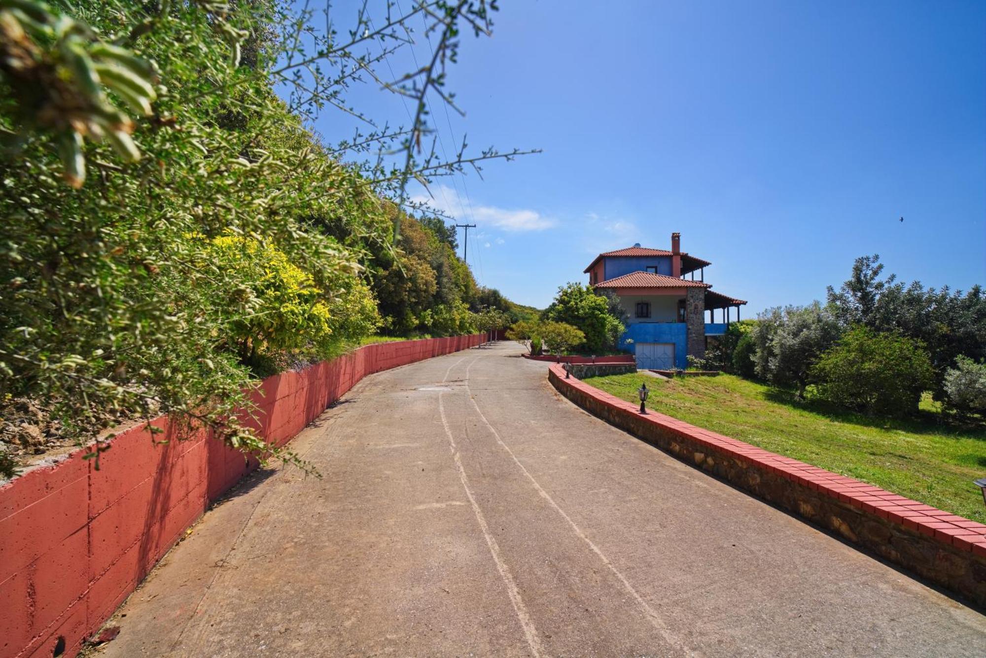 Beachfront With Huge Garden, 3br, Halkidiki Holiday home