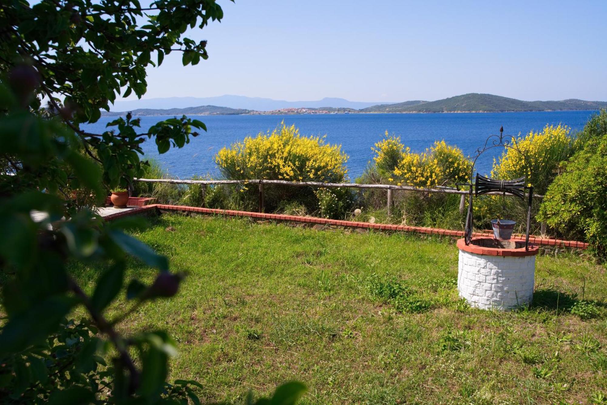 Beachfront With Huge Garden, 3br, Halkidiki Holiday home