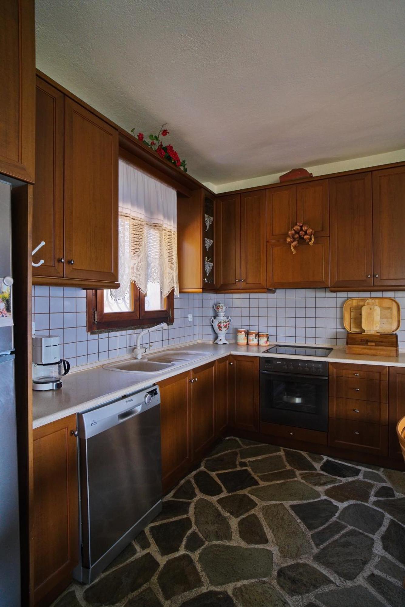 Beachfront With Huge Garden, 3br, Halkidiki Holiday home Nea Roda