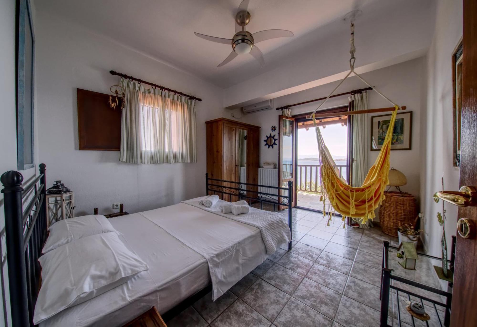 Beachfront With Huge Garden, 3br, Halkidiki Nea Roda