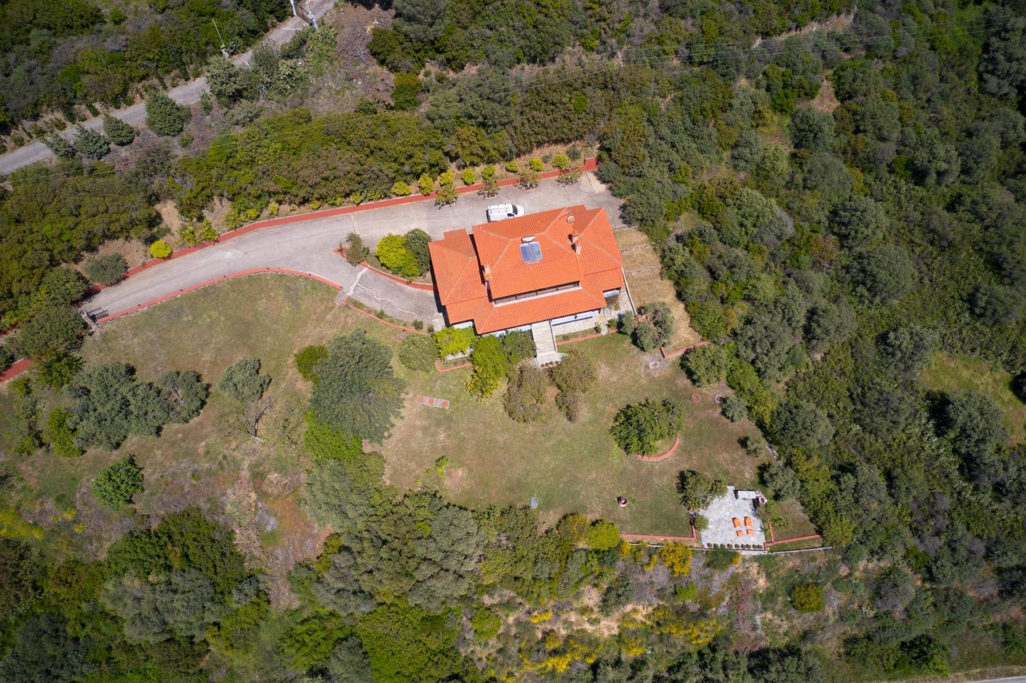 Beachfront With Huge Garden, 3br, Halkidiki Holiday home Nea Roda