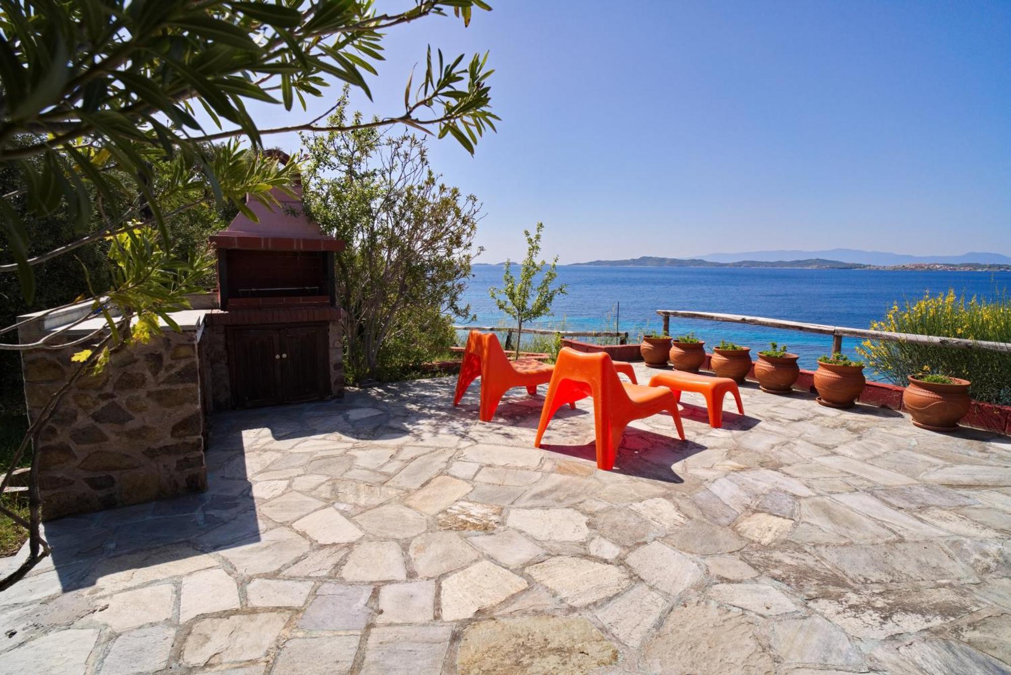 Holiday home Beachfront With Huge Garden, 3br, Halkidiki Nea Roda