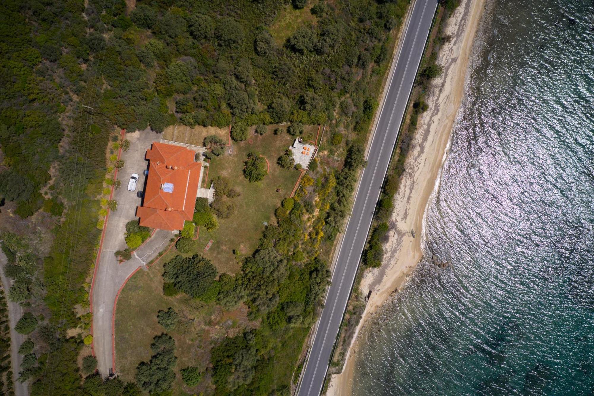 Beachfront With Huge Garden, 3br, Halkidiki Nea Roda