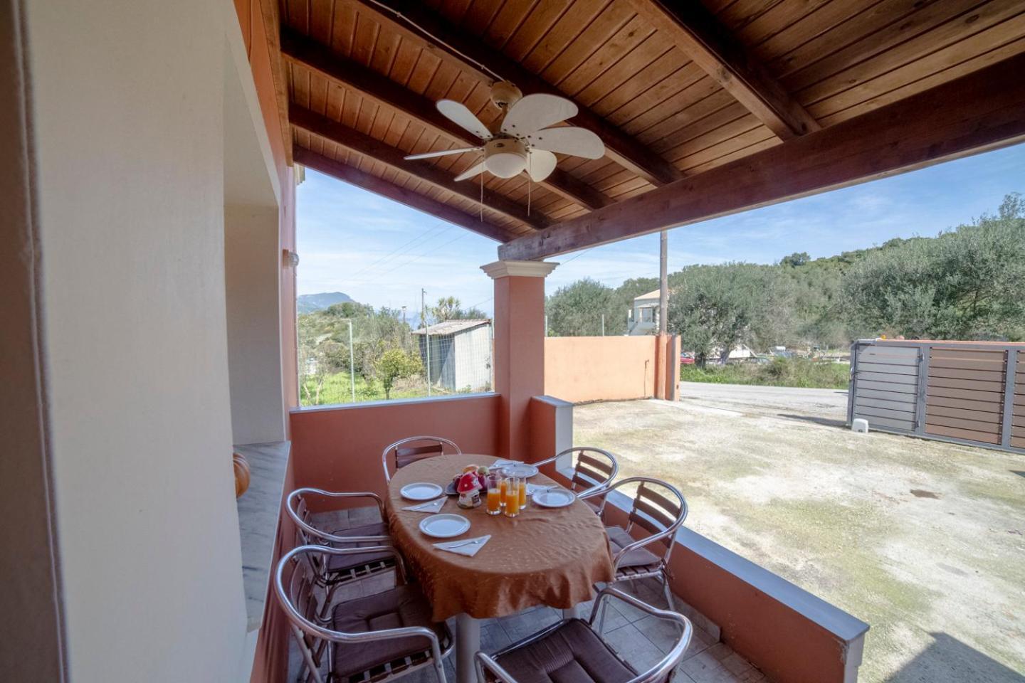 Markatis House With Views To Corfu East *