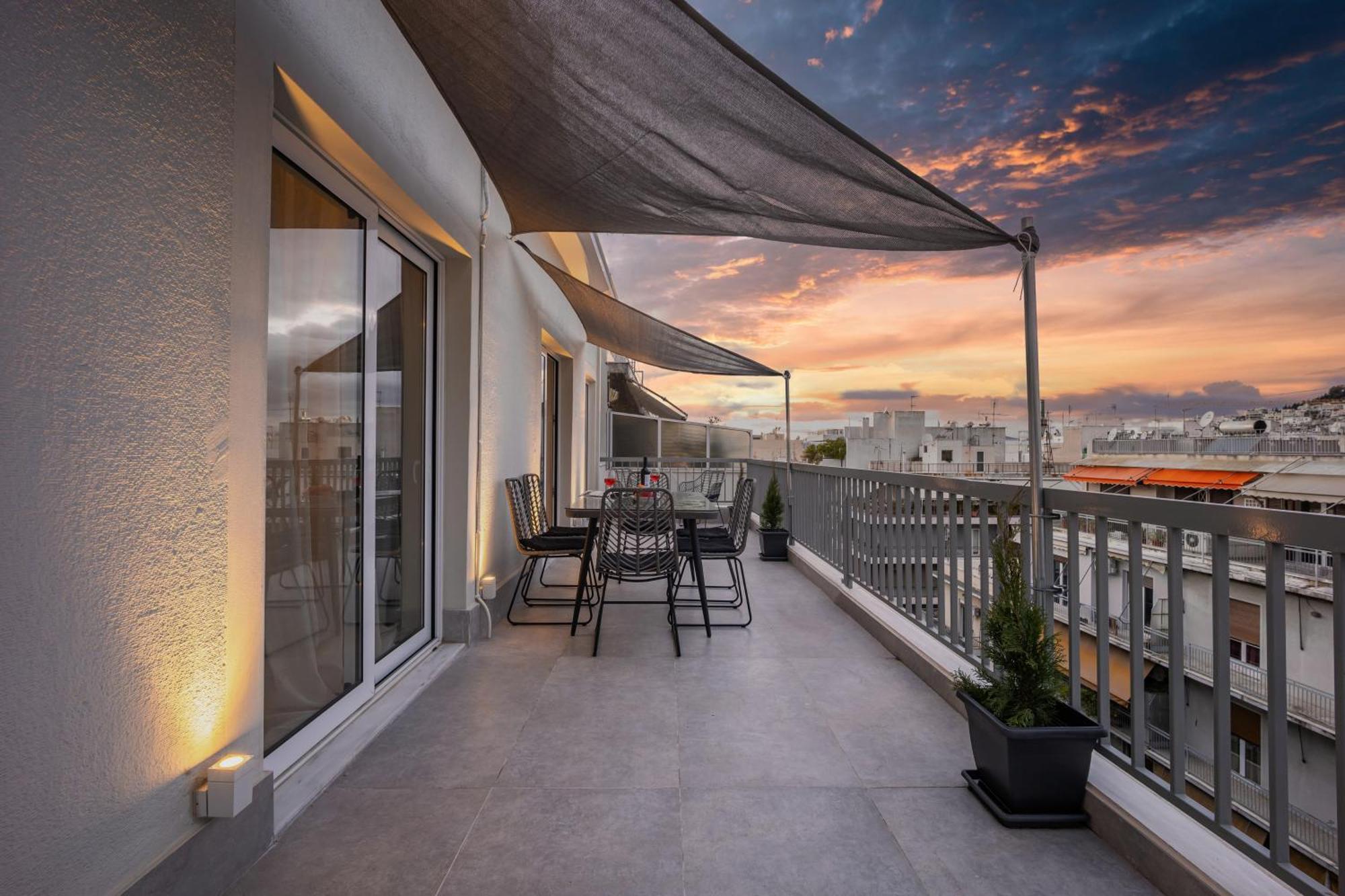Stunning Rooftop Retreat With Mountain Views Apartment