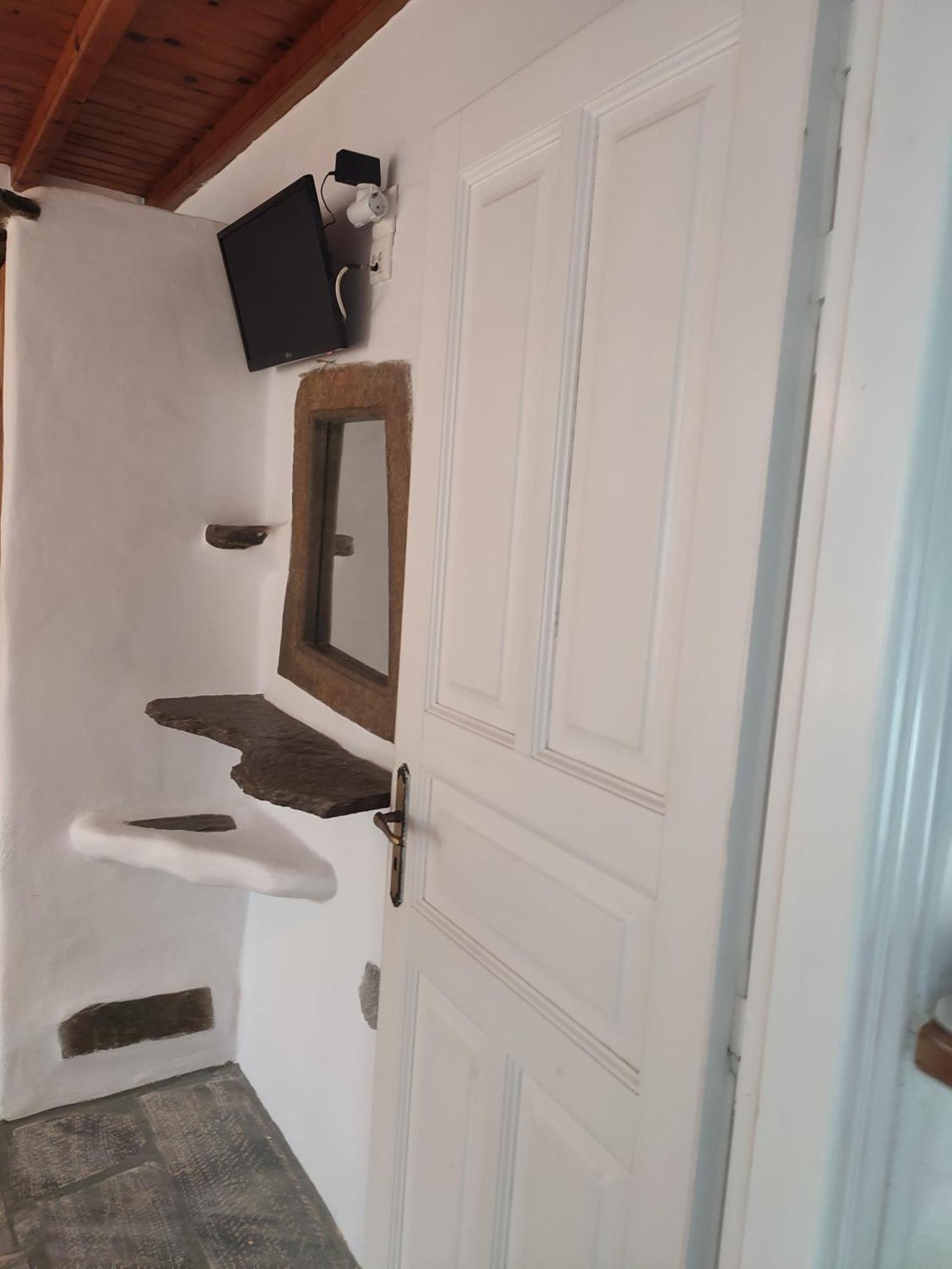 Beachside 2 Bd Stylish Apt W Private Patio Apartment Ornos (Mykonos)