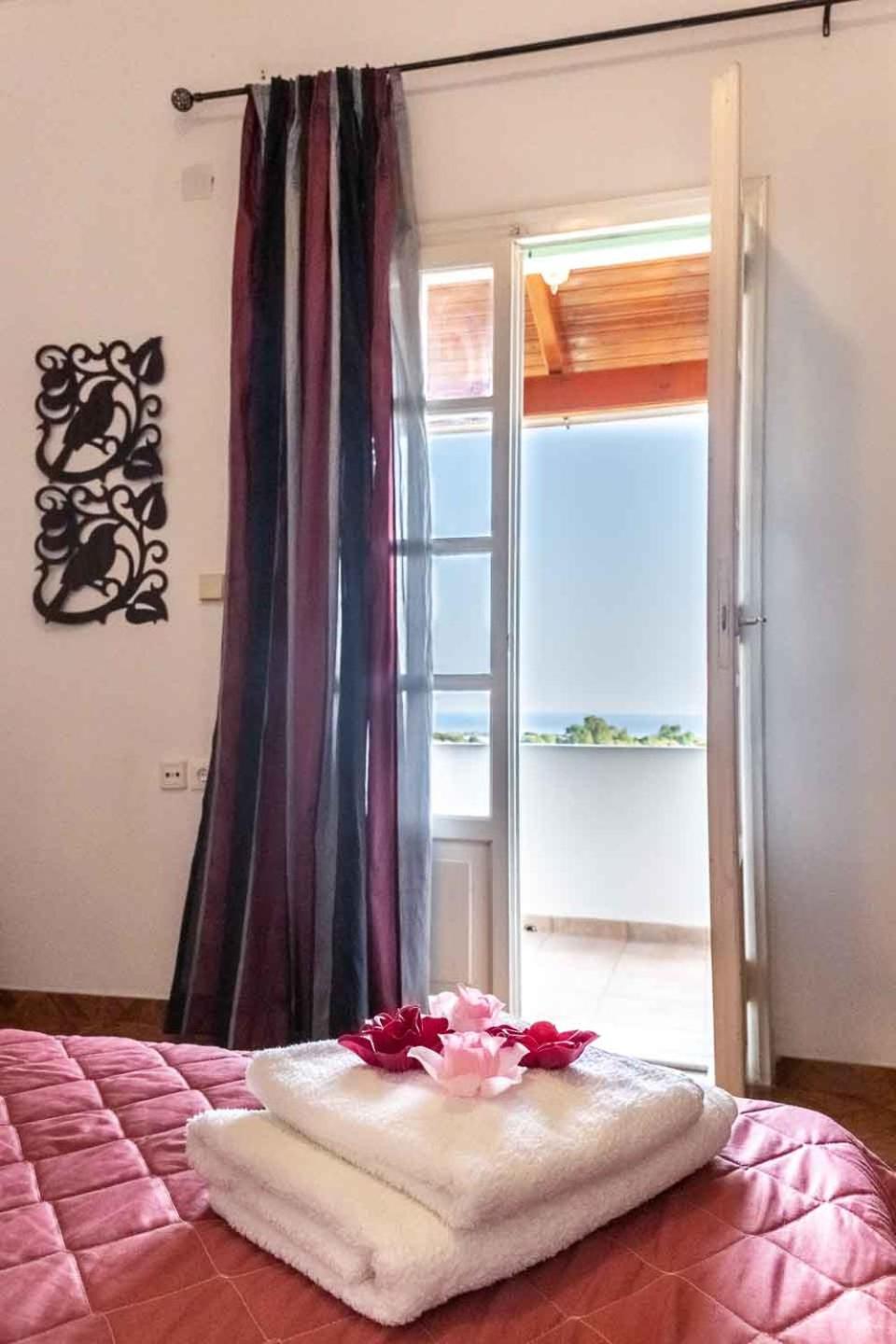Corfiot With Seaviews To Holiday home *