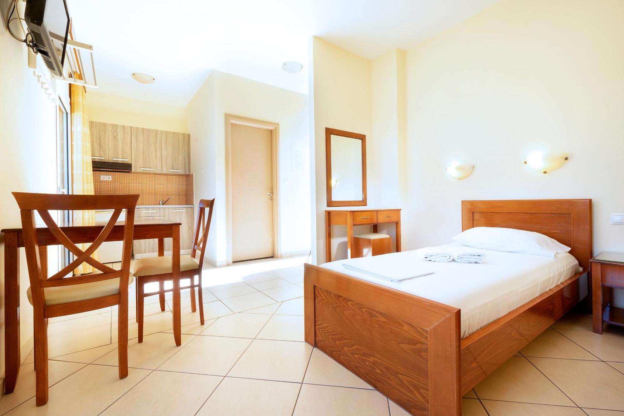 Georgina Aparthotel Agia Marina (Crete)