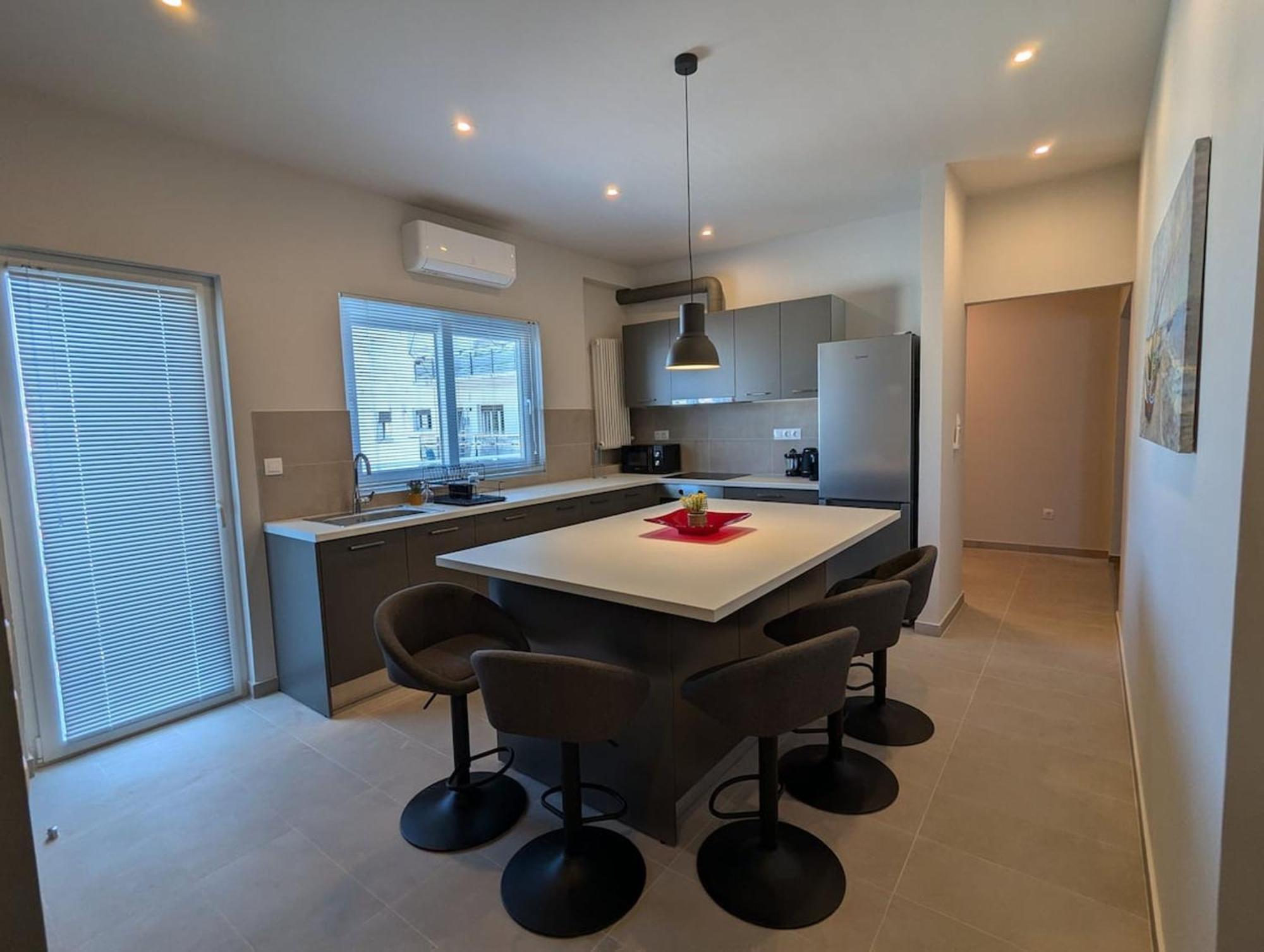 Spacious Seaside Flat At Alimos *