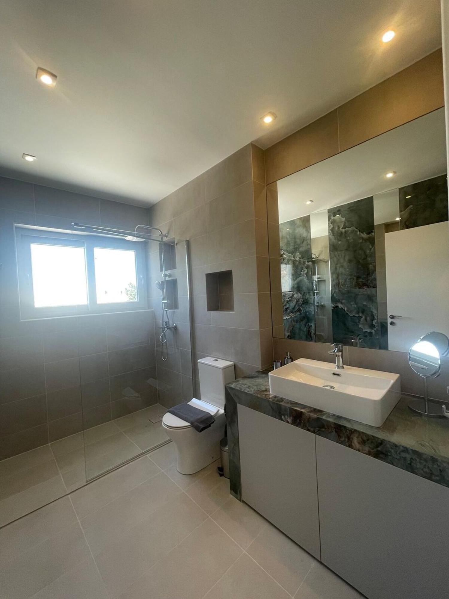 Spacious Seaside Flat At Alimos