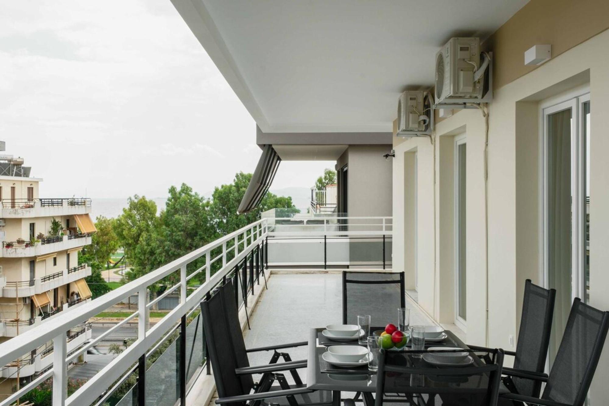 Spacious Seaside Flat At Alimos *
