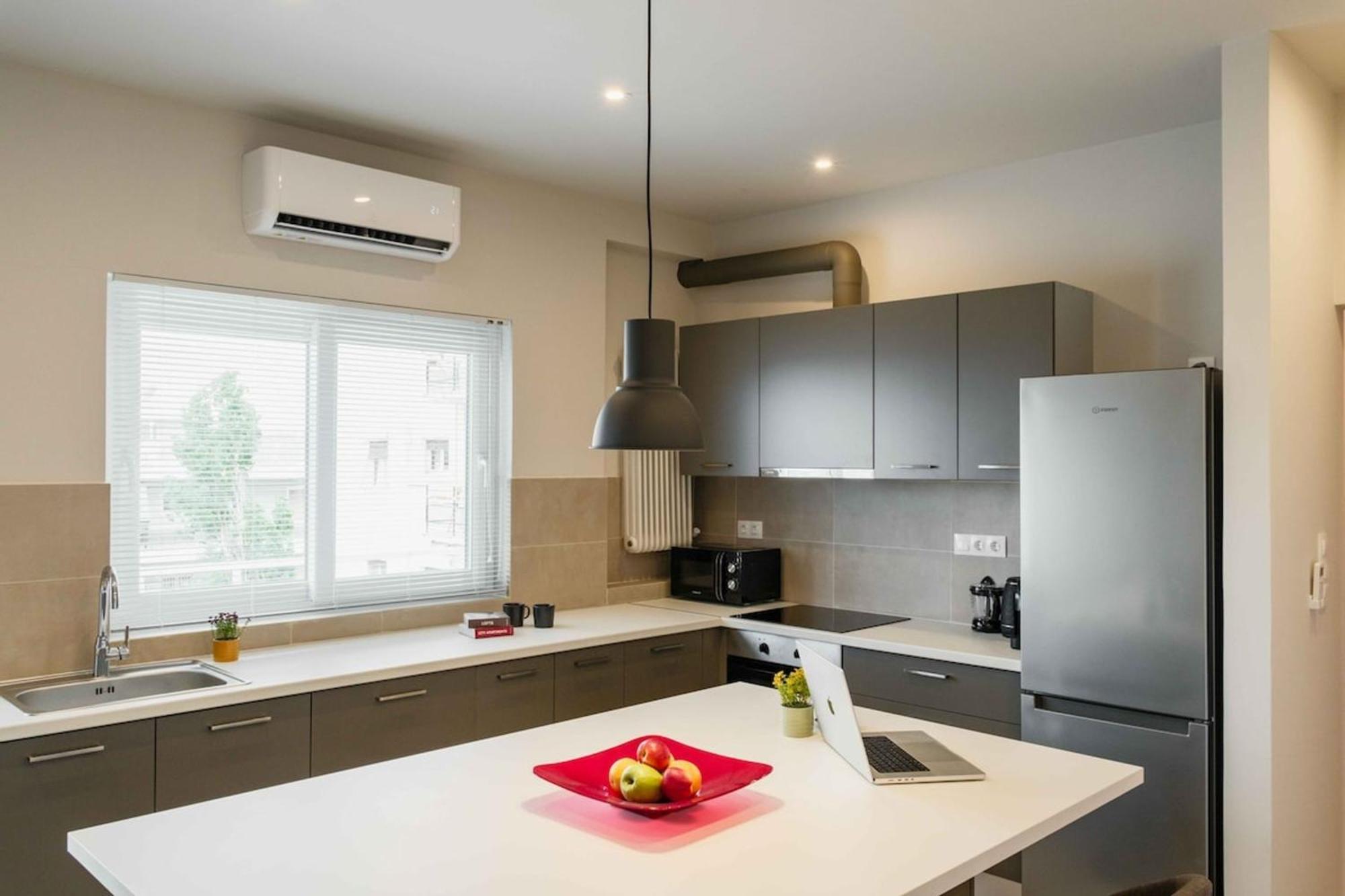 Spacious Seaside Flat At Alimos *