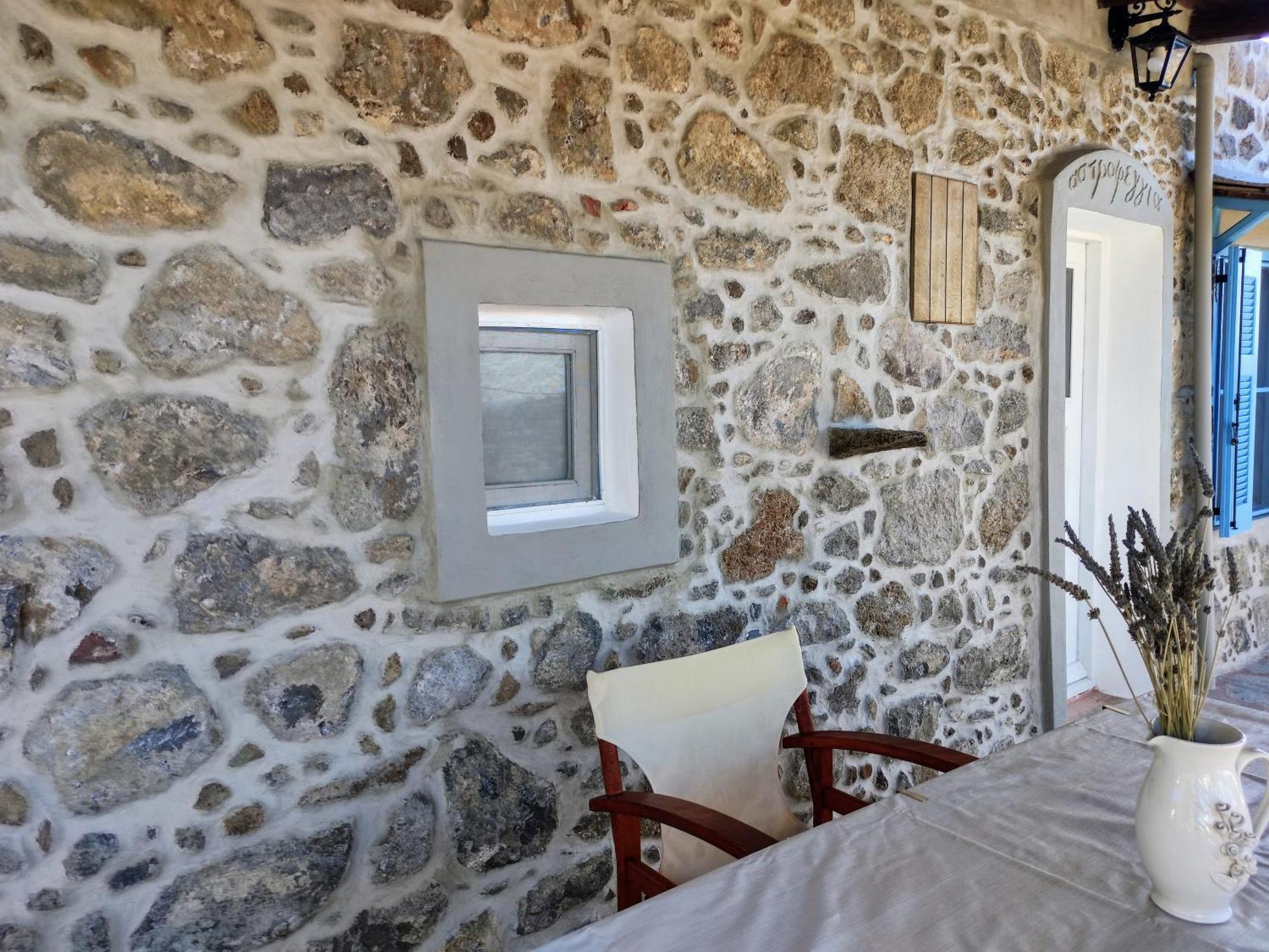 «astrofeggia» A Private Stone House Nature-seaview *