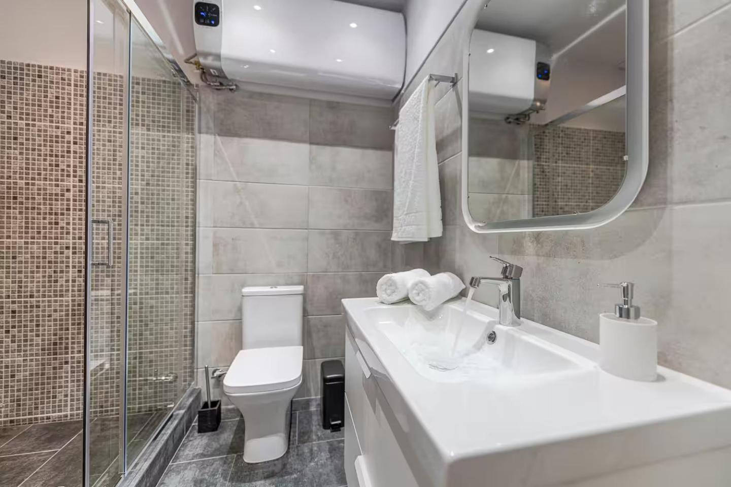 Apartment Central-opulent And Luxurious Suites-balcony & Views Acropolis Hills *