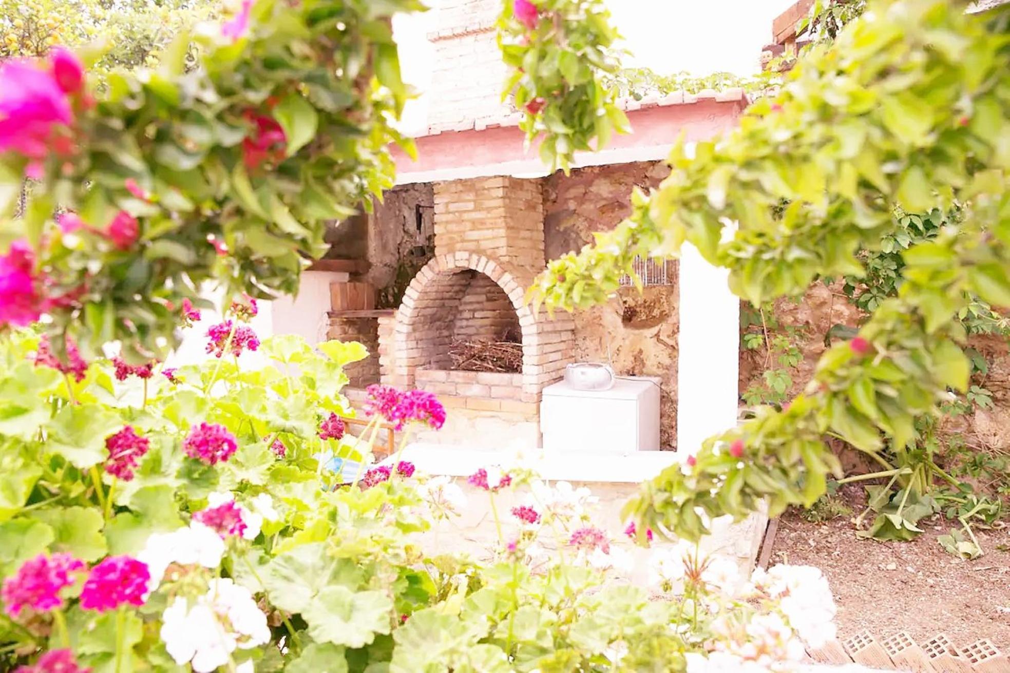 Aparthotel Roussospiti House With Swimming Pool