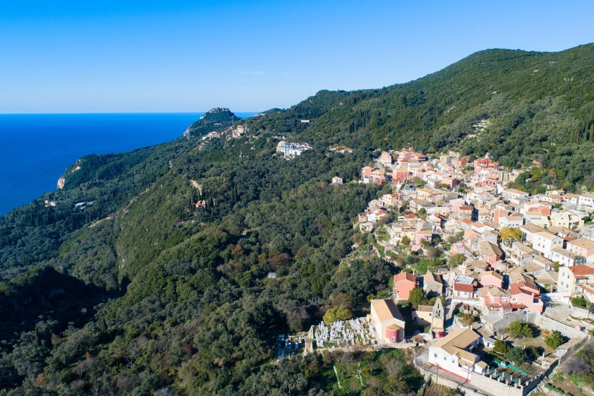 Loris Villa Lakones