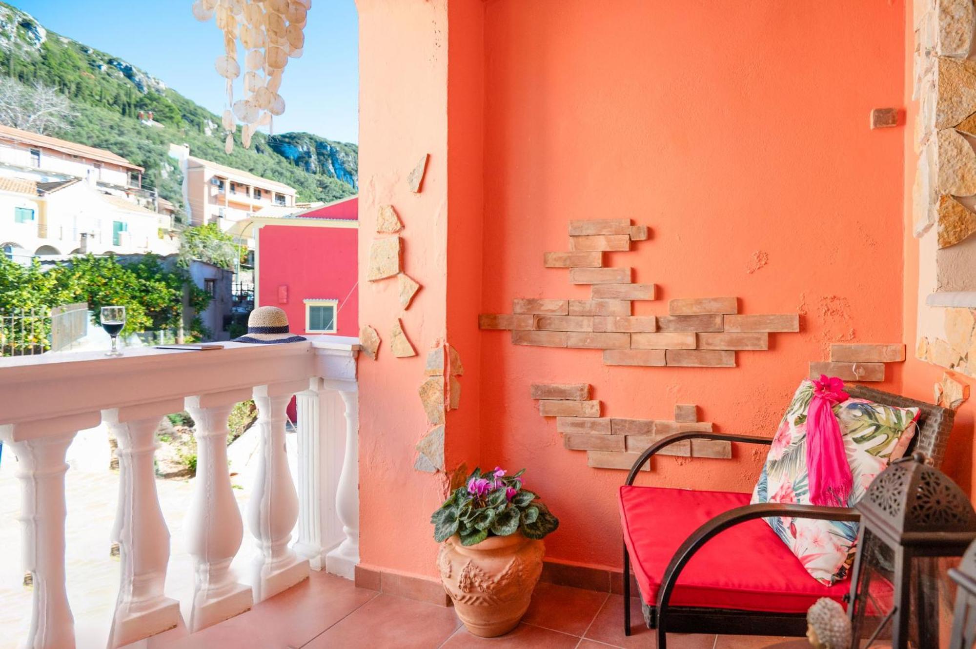 Loris Villa Lakones