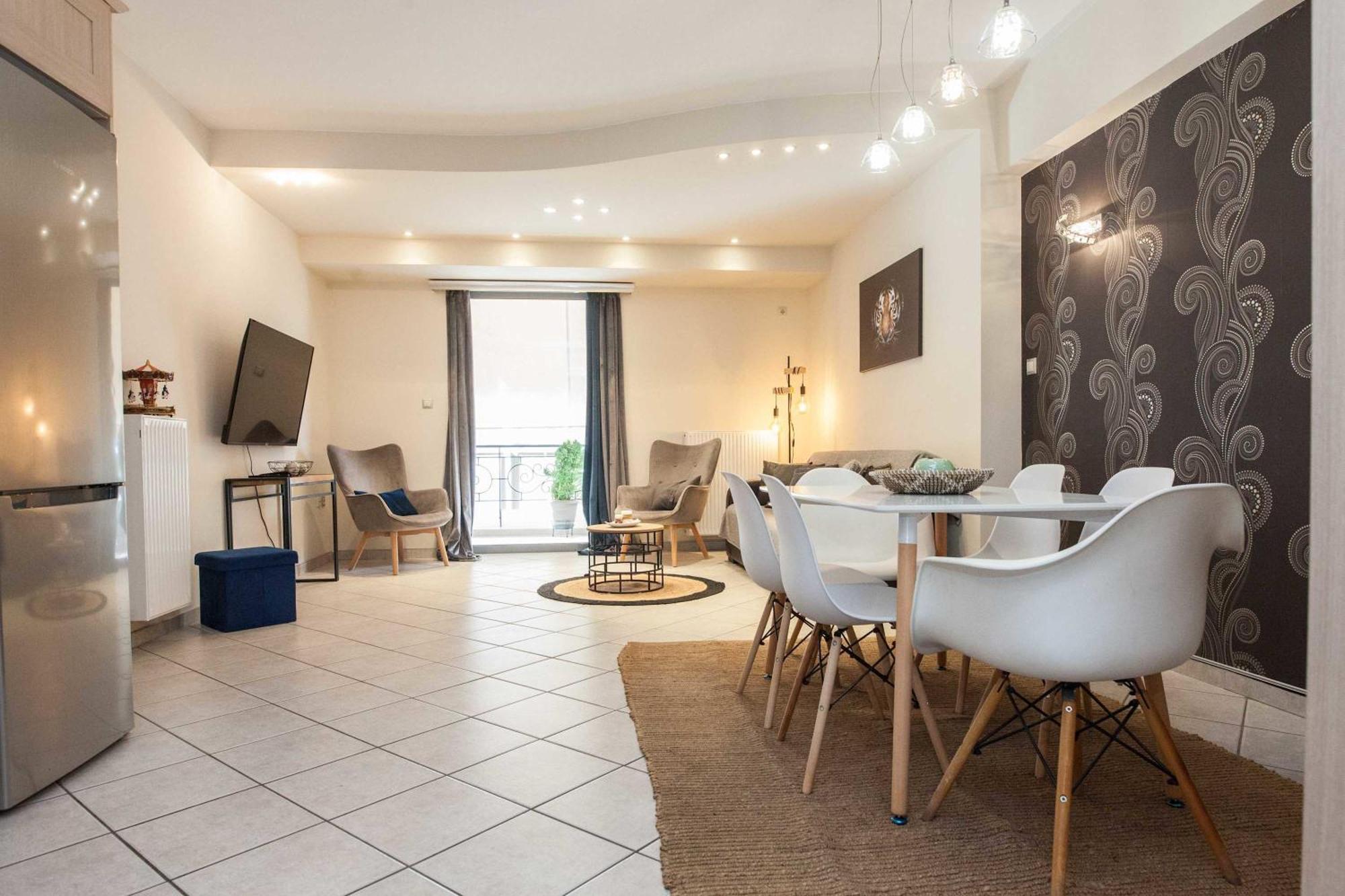 Elegant Spacious 2bd With Balcony In Petralona Apartment *
