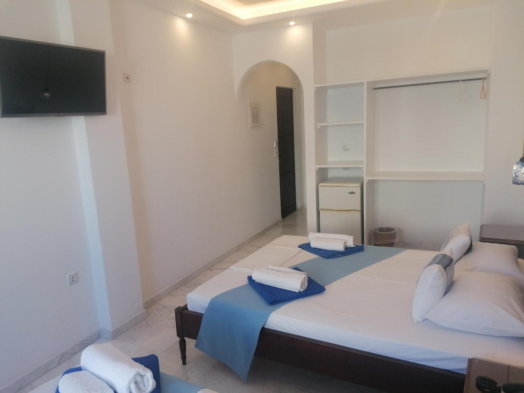 Adonis Naxos 2*