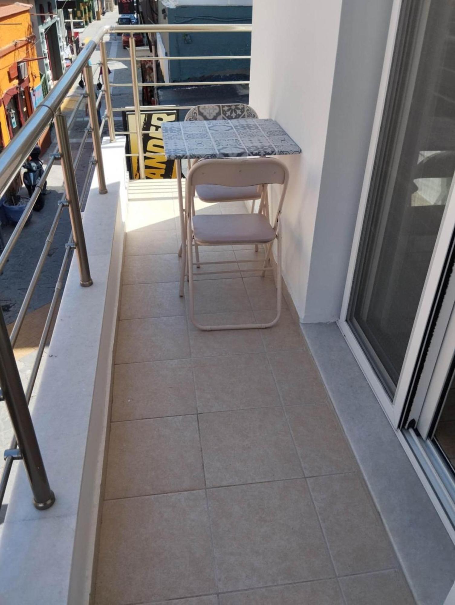 Lilian's Seaview-party Street-youth Apartment