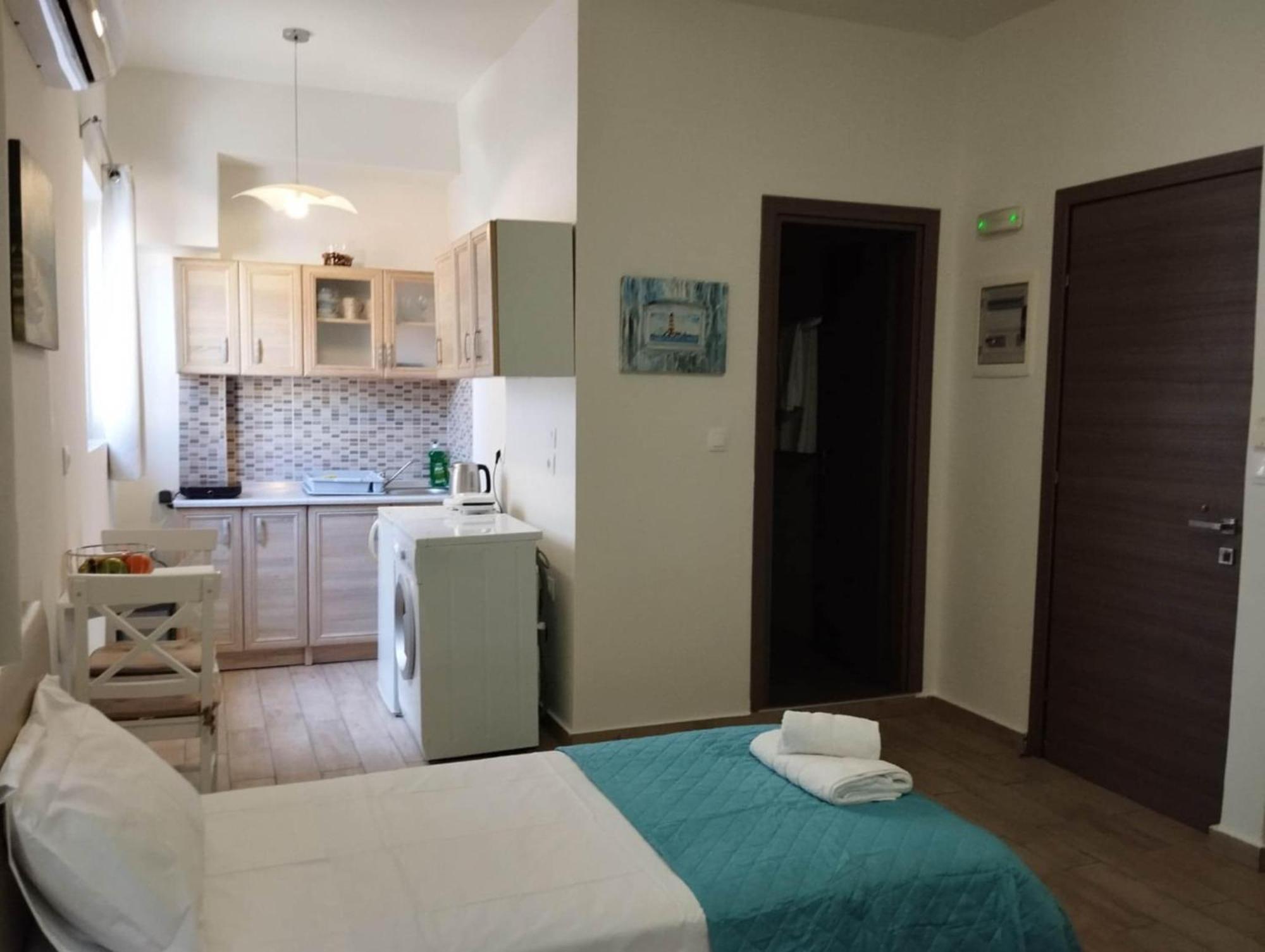 Lilian's Seaview-party Street-youth Apartment Rhodes City